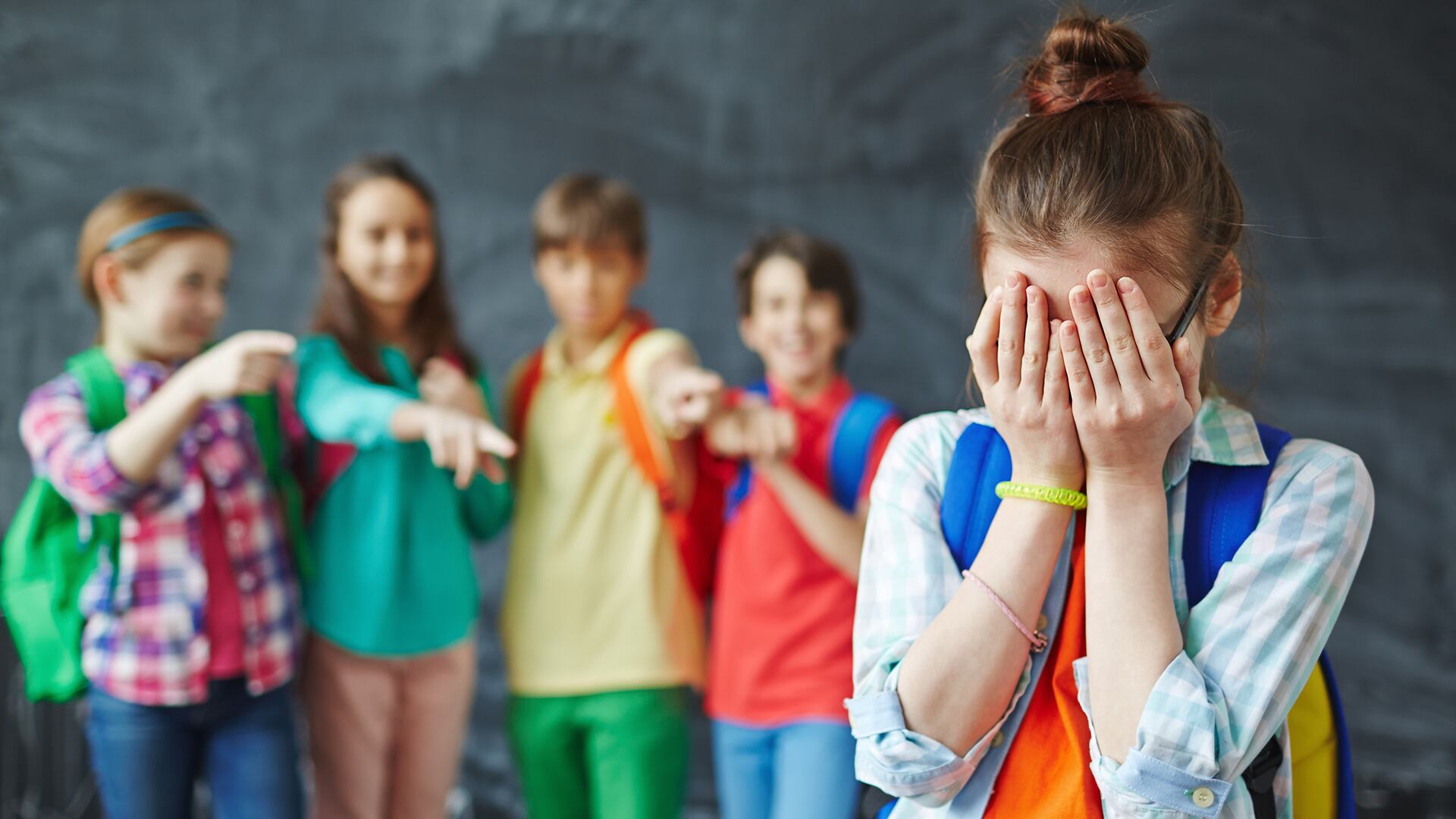 Ante la sospecha de un caso de acoso escolar, los especialistas recomiendan "intervenir ante las primeras señales"  (iStock)