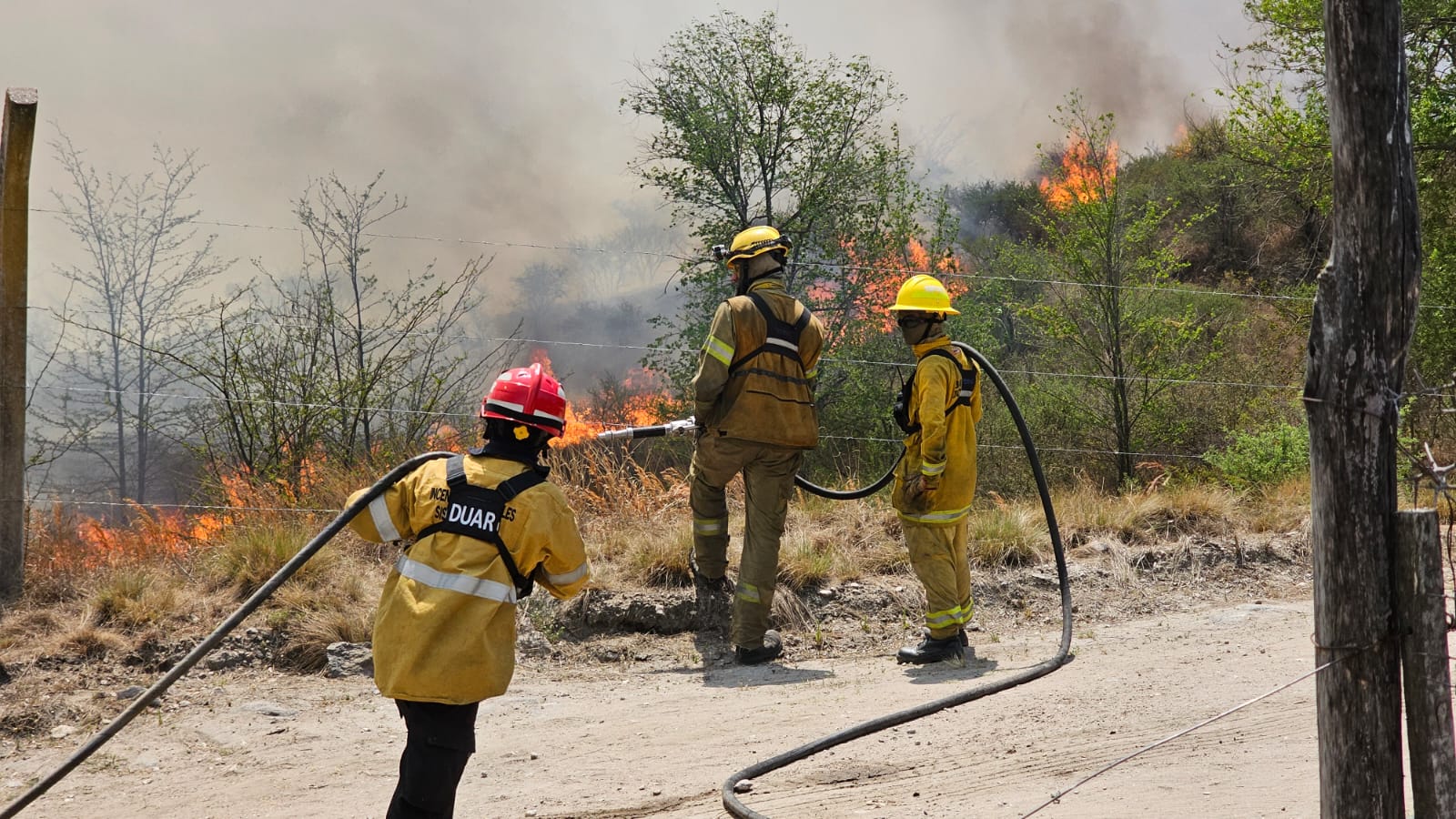 Bomberos combaten los incendios forestales en el valle de Calamuchita