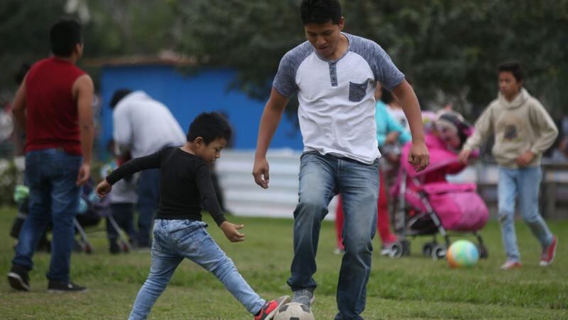 padre jugando con su pequeño hijo en un parque