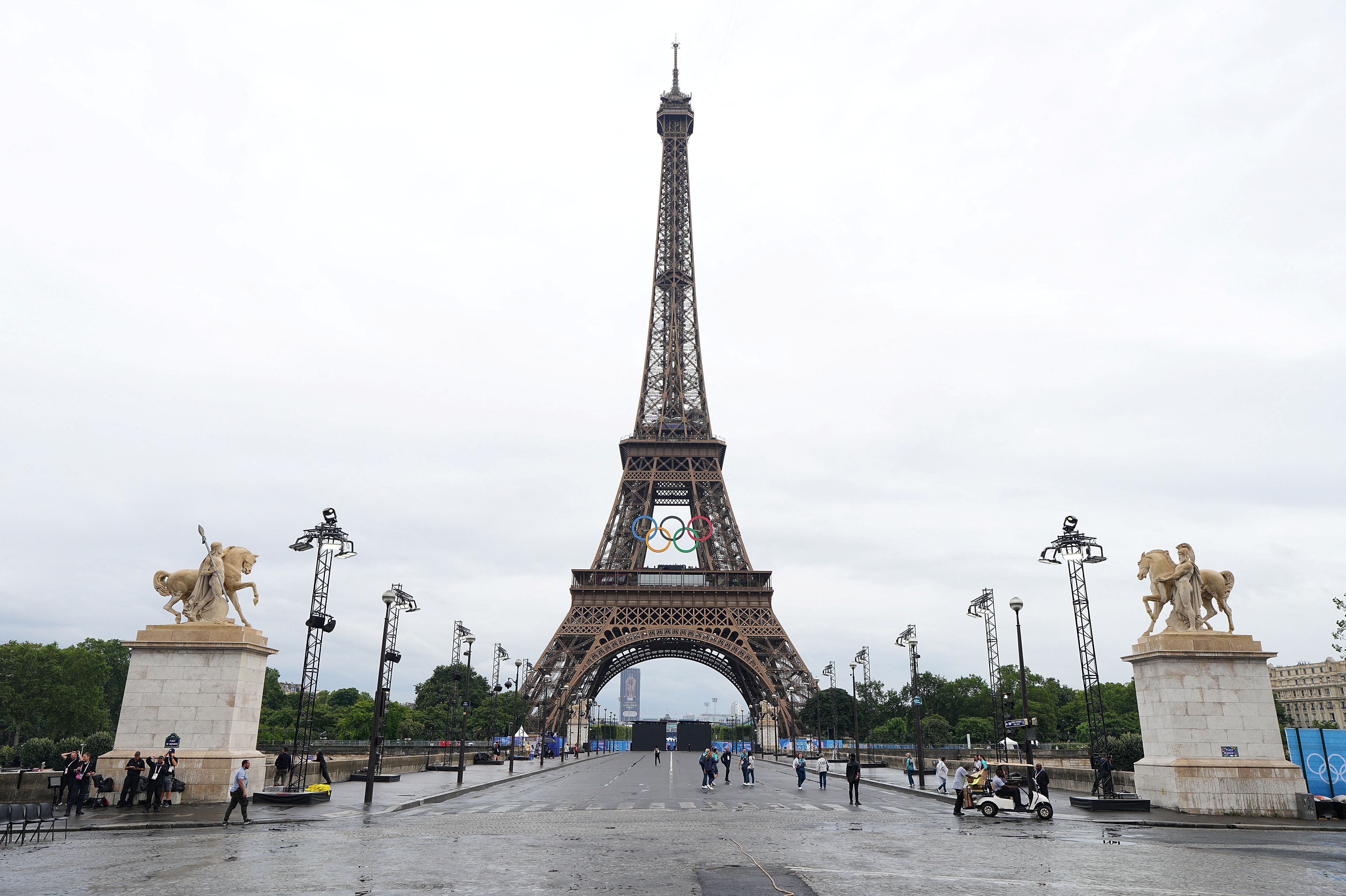 La Torre Eiffel se viste con los anillos olímpicos