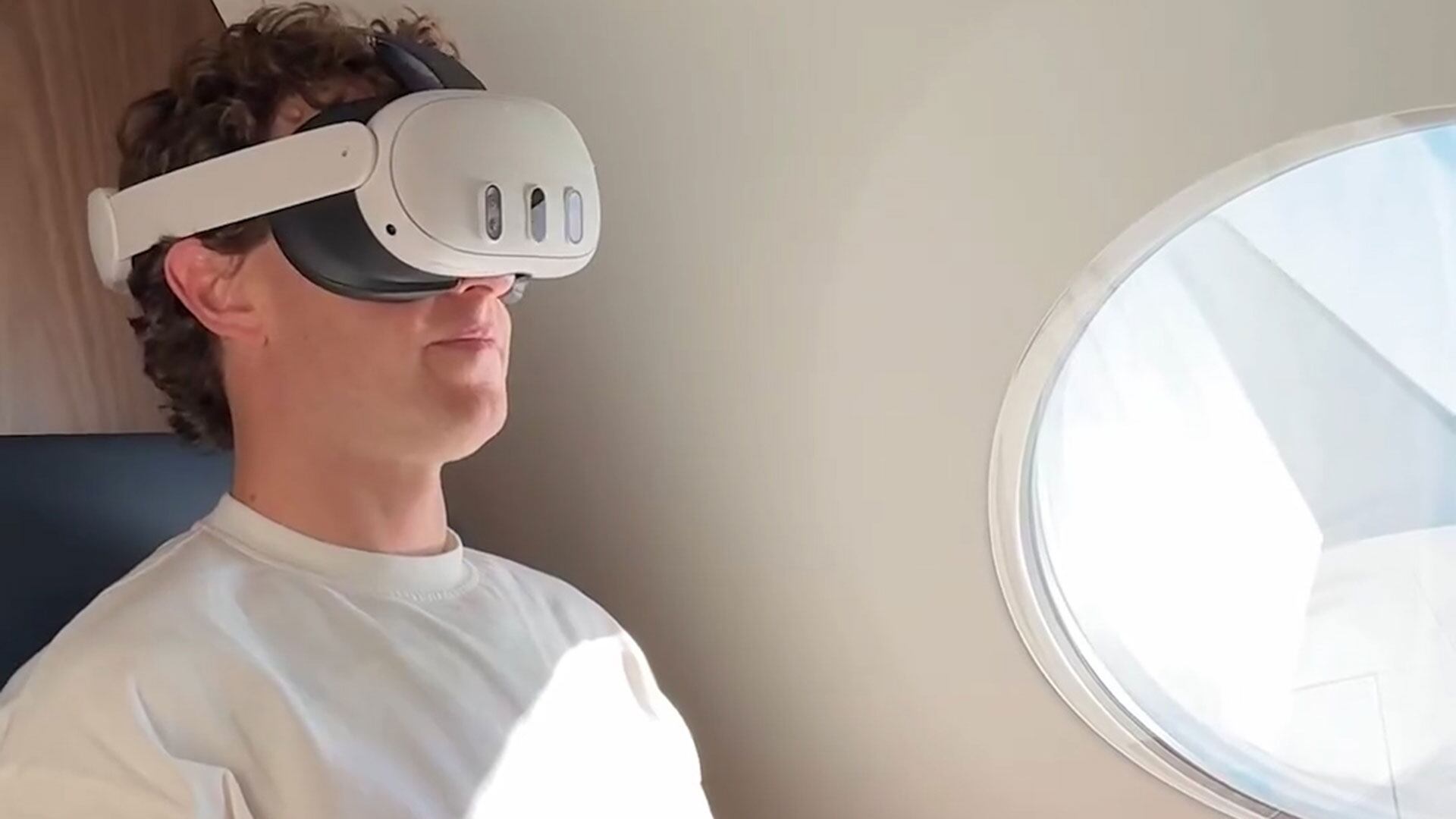 Mark Zuckerberg prueba el modo viaje del visor Meta Quest 3