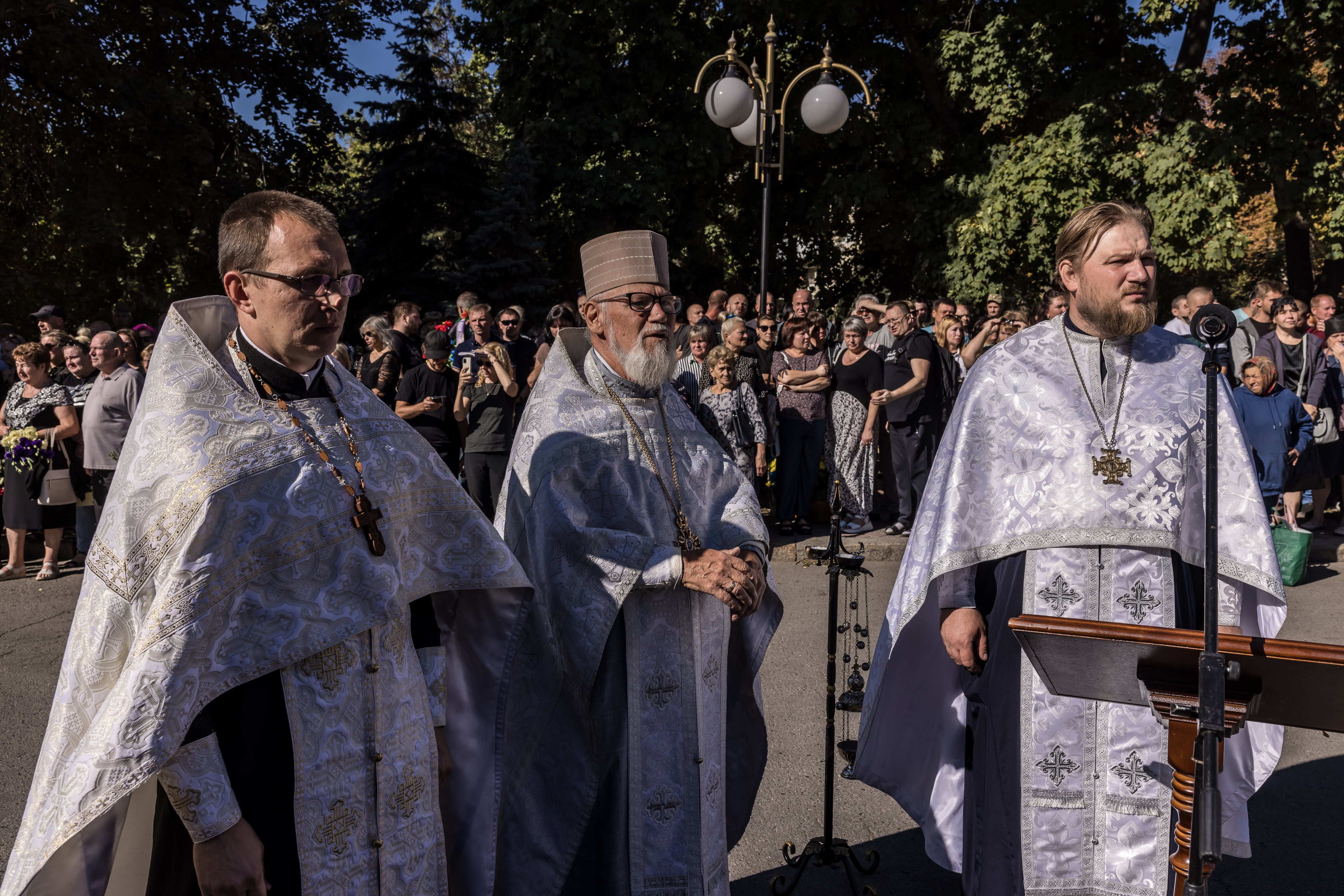 La familia decidió finalmente enterrar a Petro junto a su linaje, rechazando la oferta del ejército de un entierro en un cementerio para soldados. (Oksana Parafeniuk/The Washington Post)