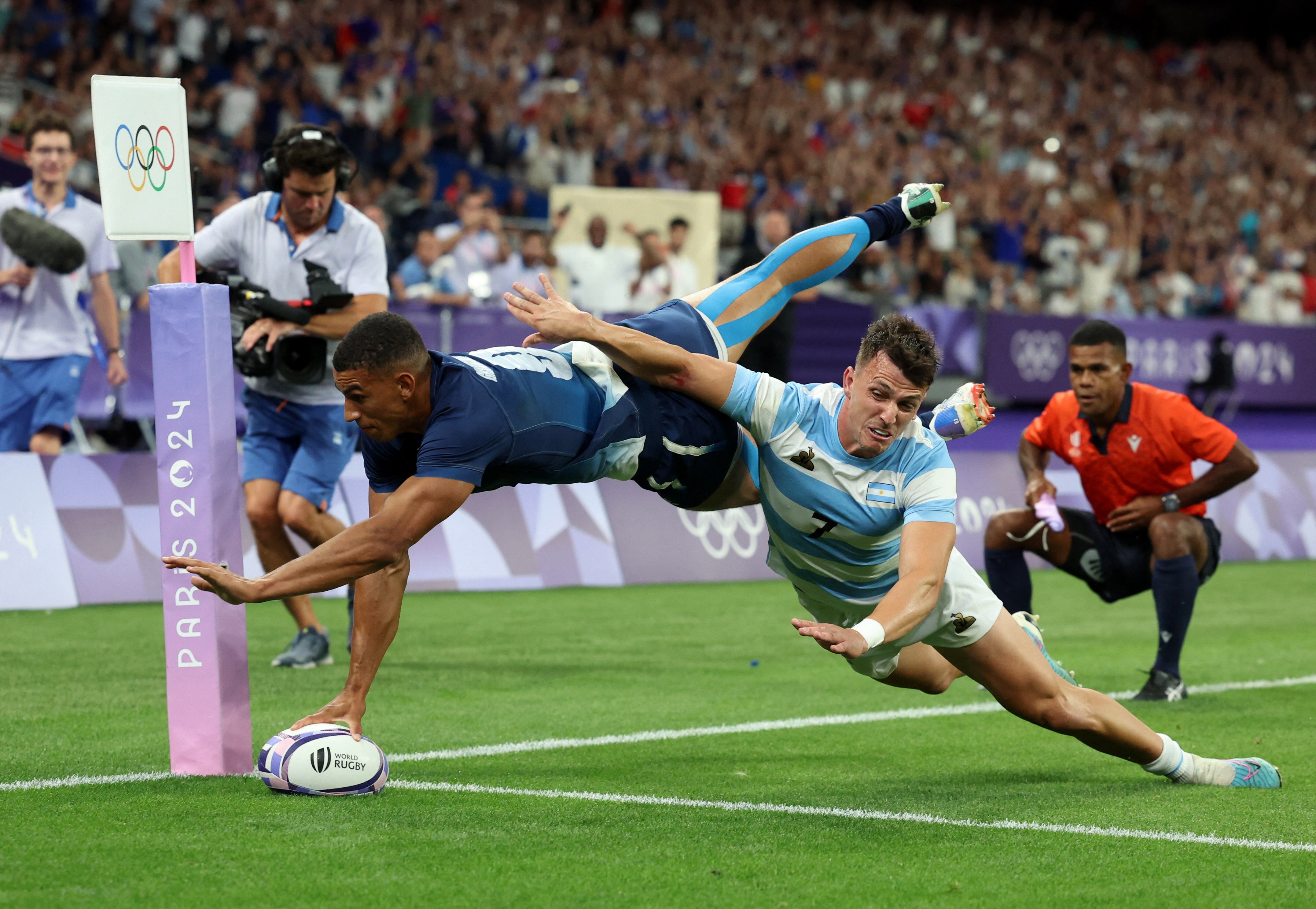 Aaron Grandidier Nkanang anota un try para Francia ante Los Pumas (REUTERS/Phil Noble)