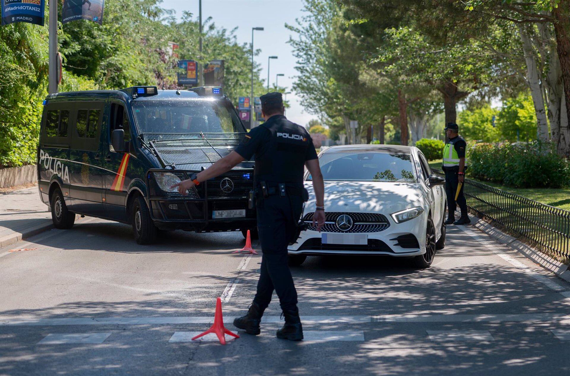 Un policía para a un vehículo en el dispositivo (Alberto Ortega/Europa Press)
