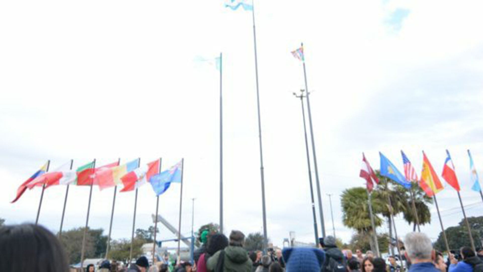 Bienal de escultura Chaco - acto de izamiento