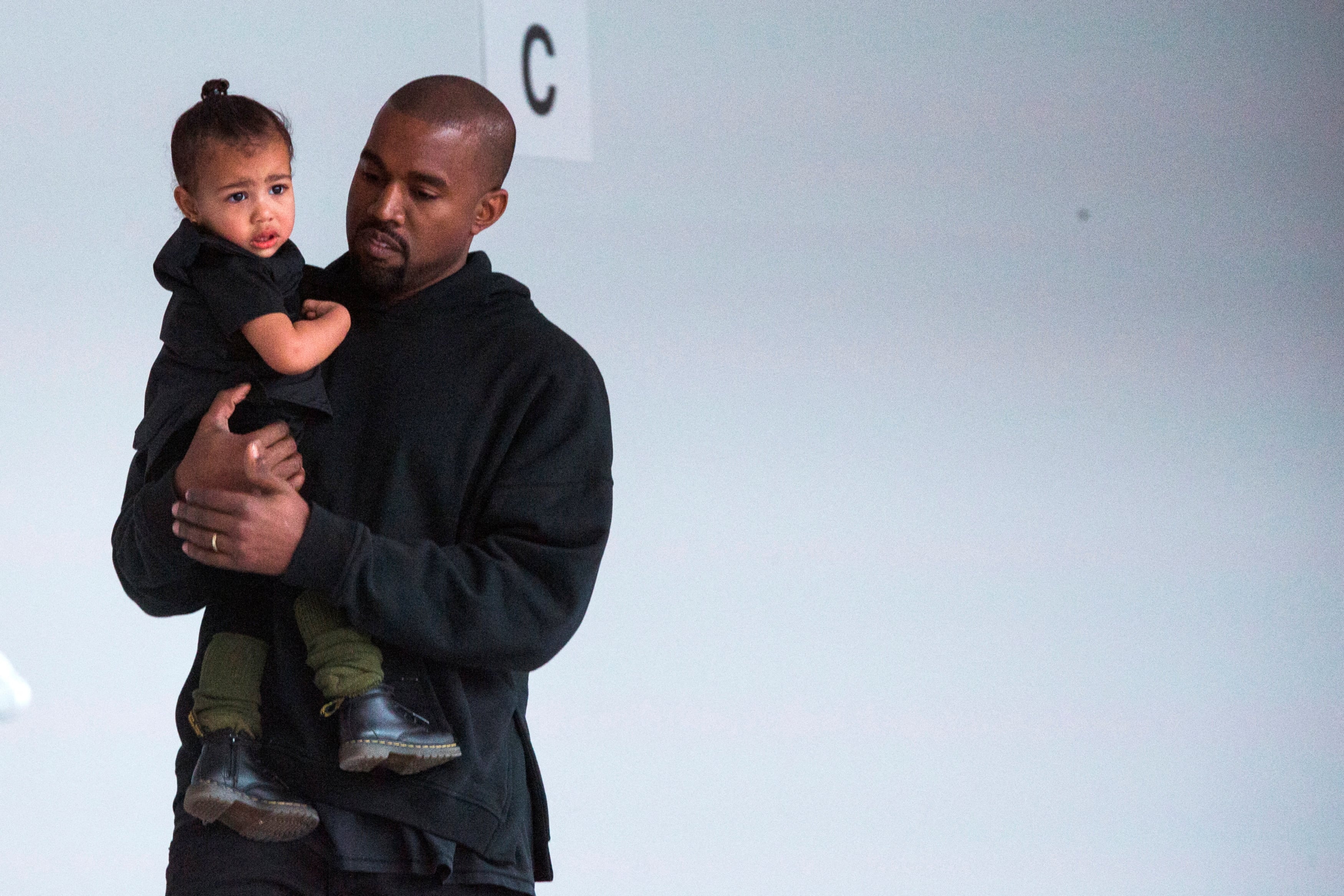 North West mantiene una estrecha relación con su padre, a pesar de la controversia en torno a él (REUTERS/Lucas Jackson)