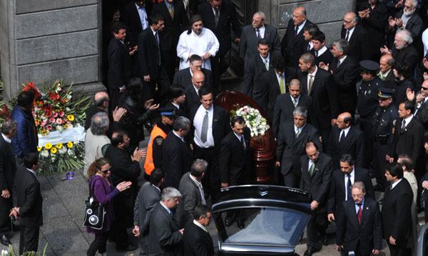 El último adiós a Mercedes Sosa. De blanco, detrás del cajón que lleva su cuerpo, su hijo Fabián Matus