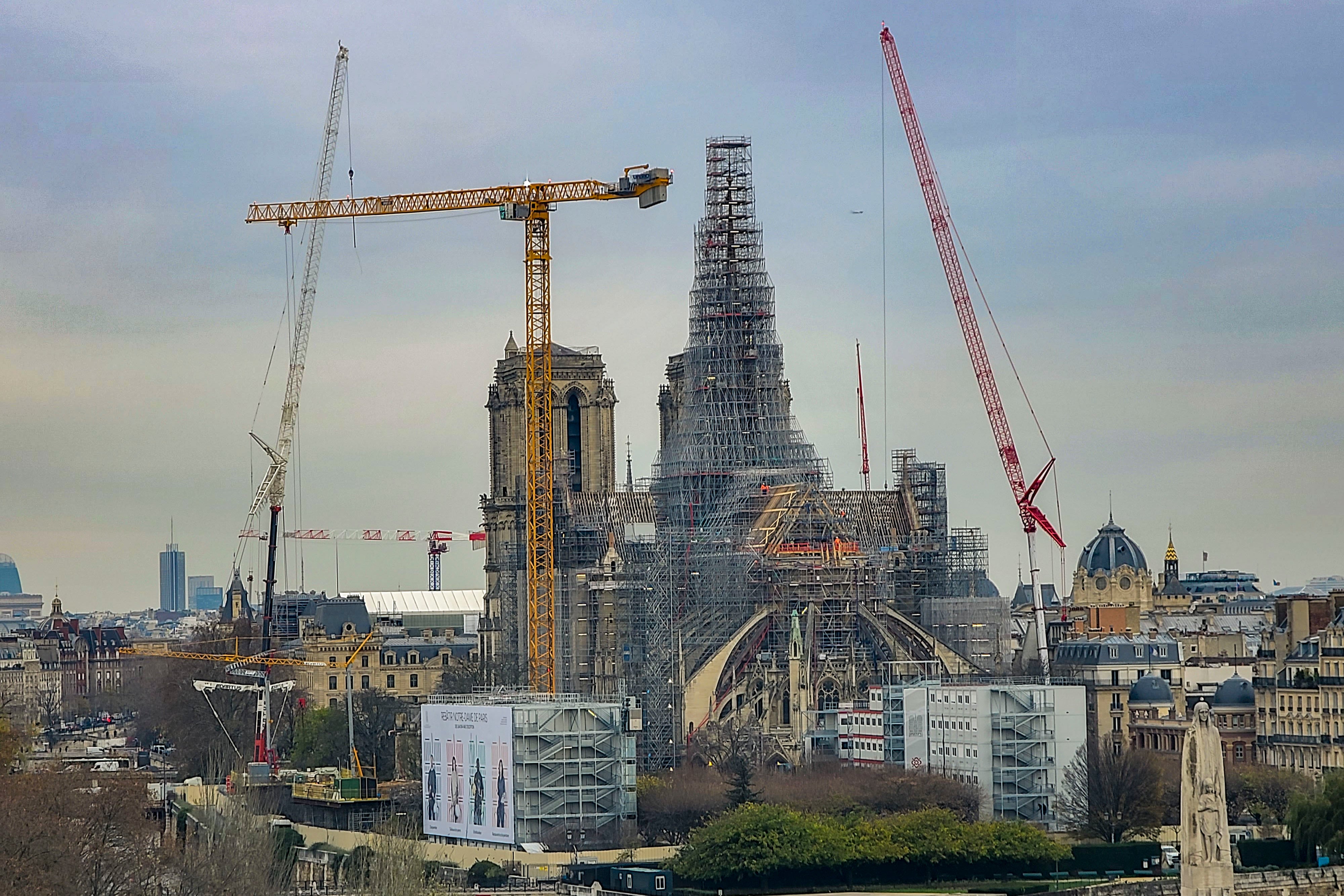 Habrían descubierto la tumba de un famoso poeta francés durante excavaciones en Notre Dame 