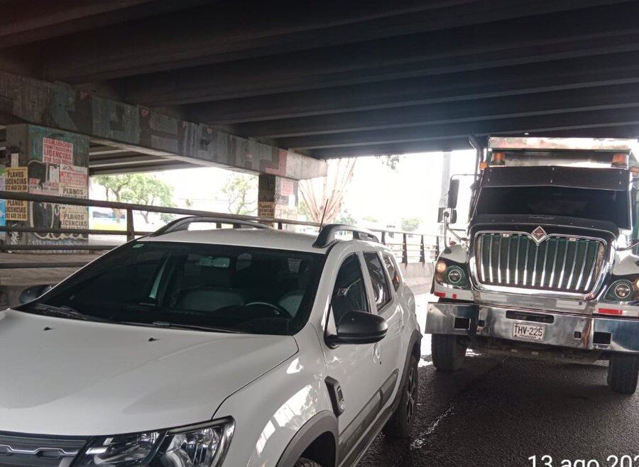 El choque entre una volqueta y una camioneta ha generado alto tráfico en la avenida Boyacá - crédito @BogotaTransito/X