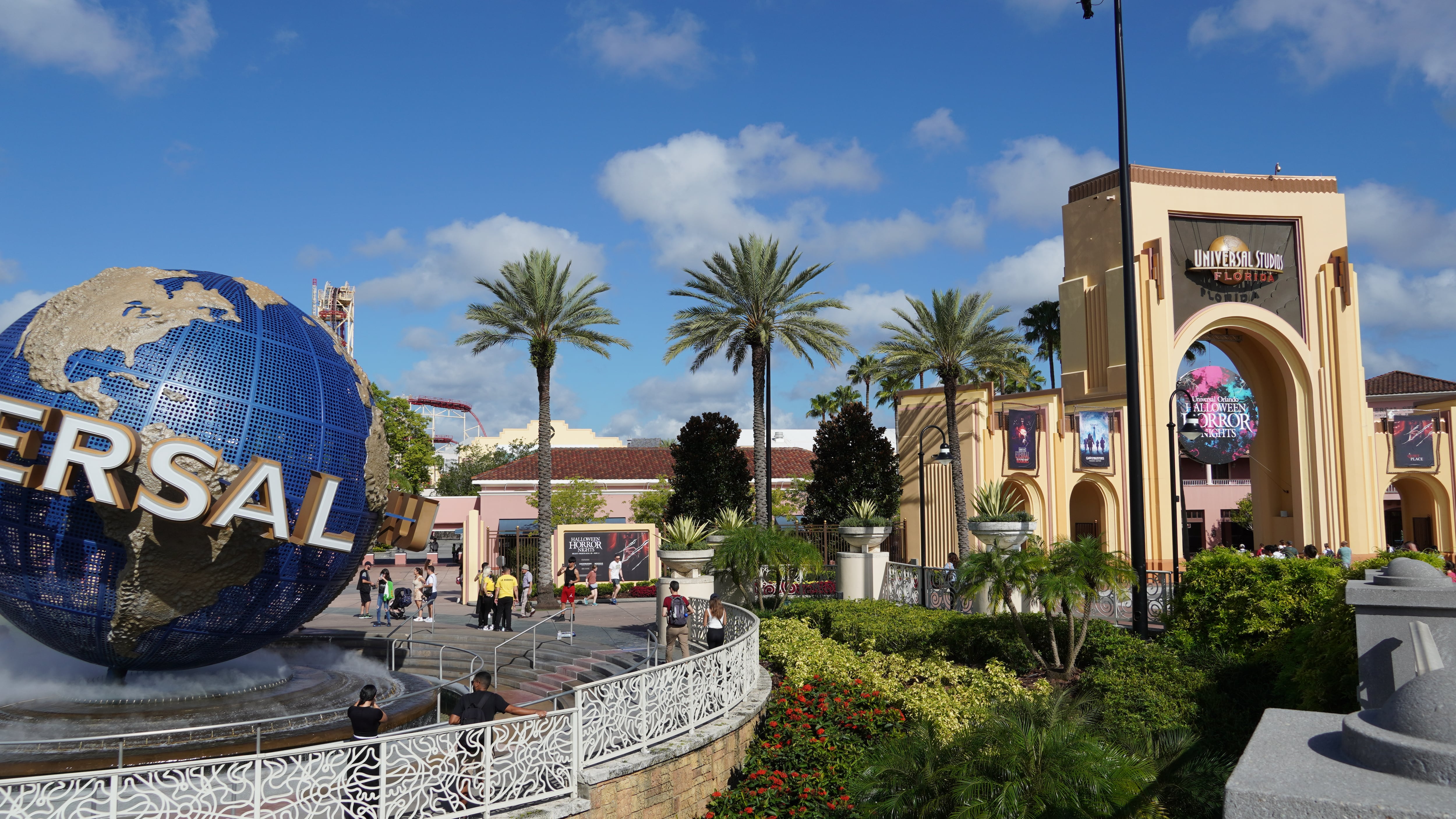 Universal Orlando es el hogar de una variedad de emocionantes atracciones, desde montañas rusas de alta velocidad como la VelociCoaster hasta la magia de Harry Potter en Hogsmeade. Tanto si buscas adrenalina como una experiencia inmersiva, este parque lo tiene todo.