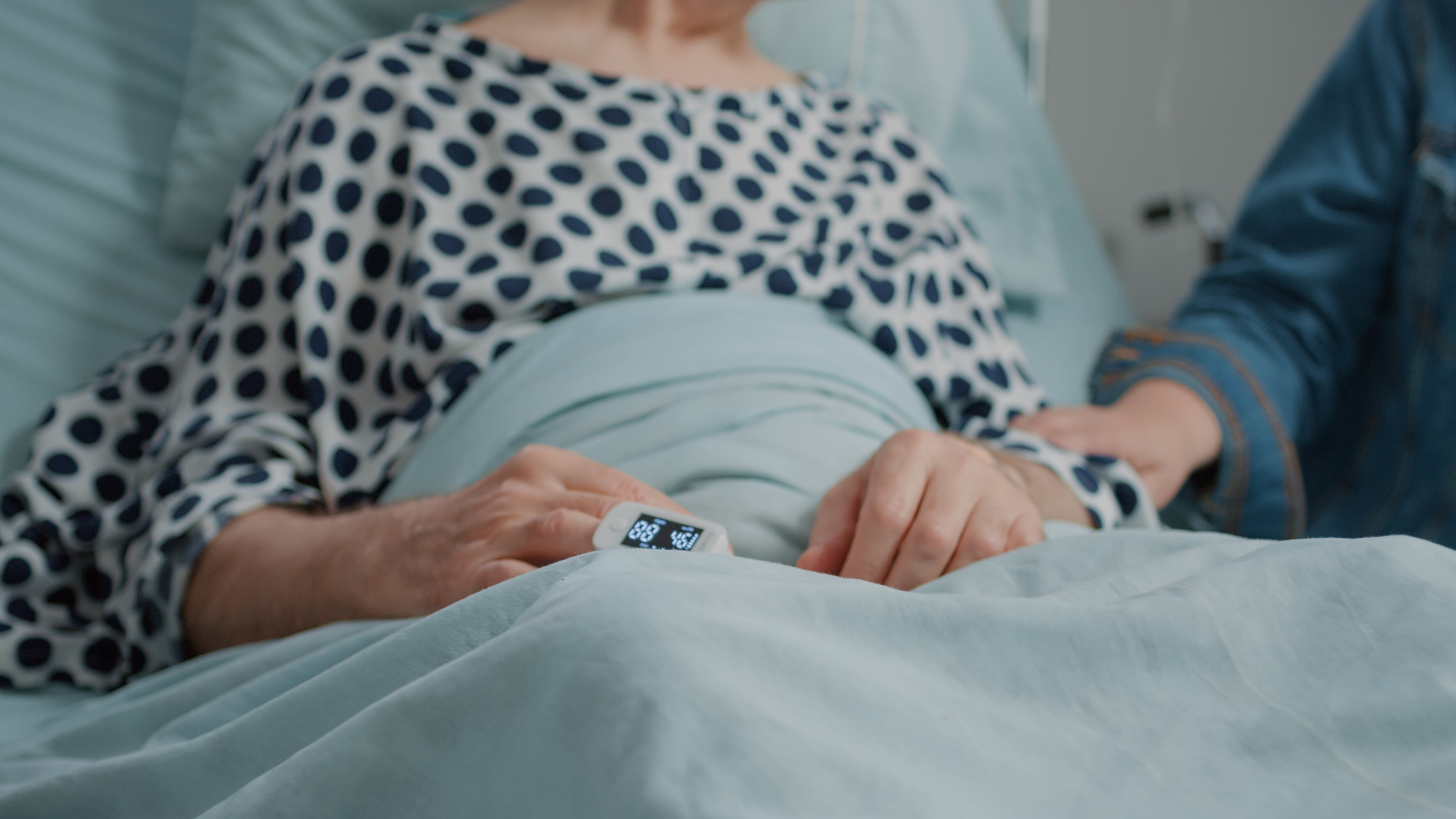 Mujer en una cama de hospital (Freepik)