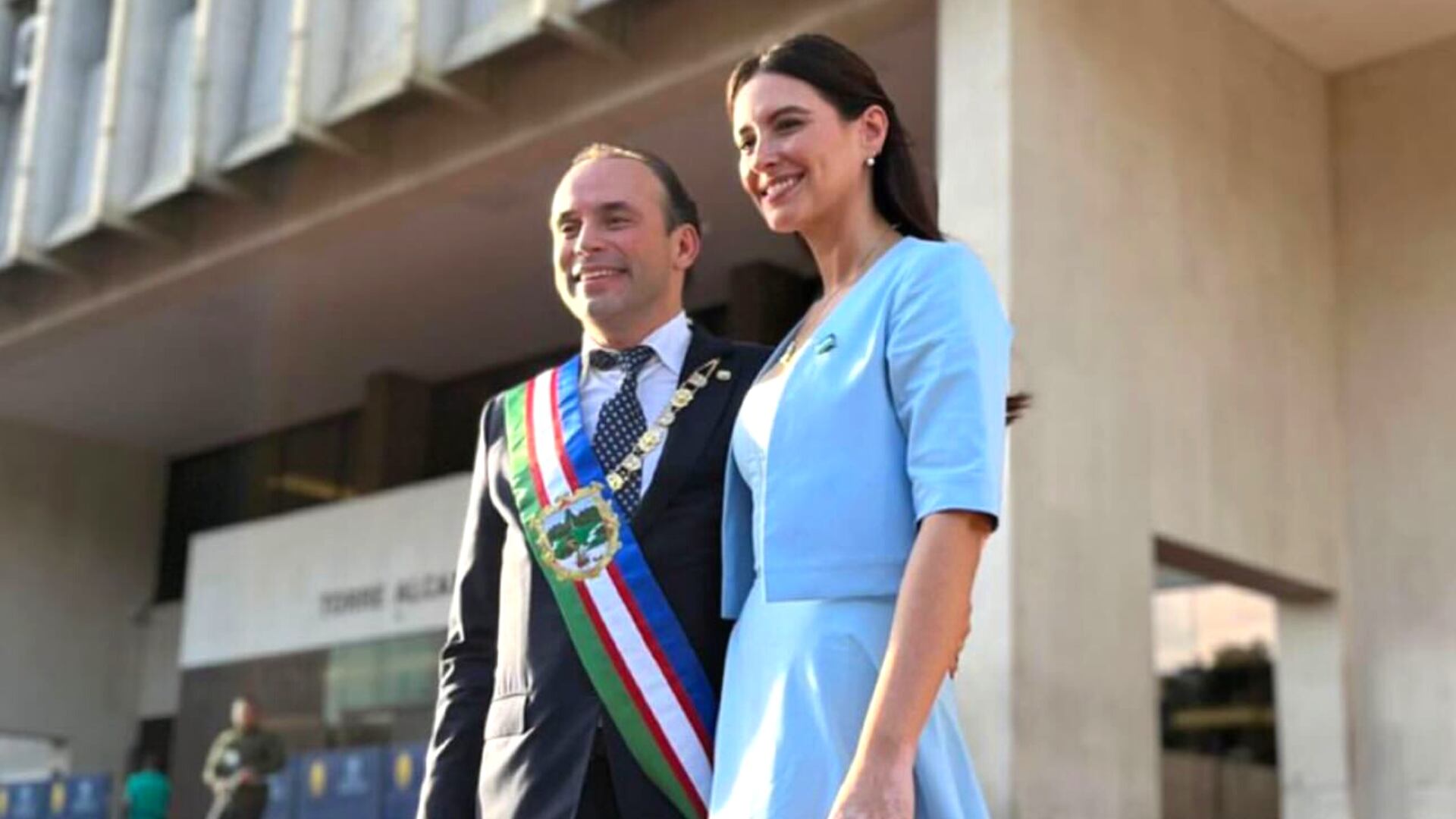 Taliana Vargas captura atención durante la ceremonia de posesión de su esposo, el alcalde Alejandro Eder - crédito @talianav/Instagram