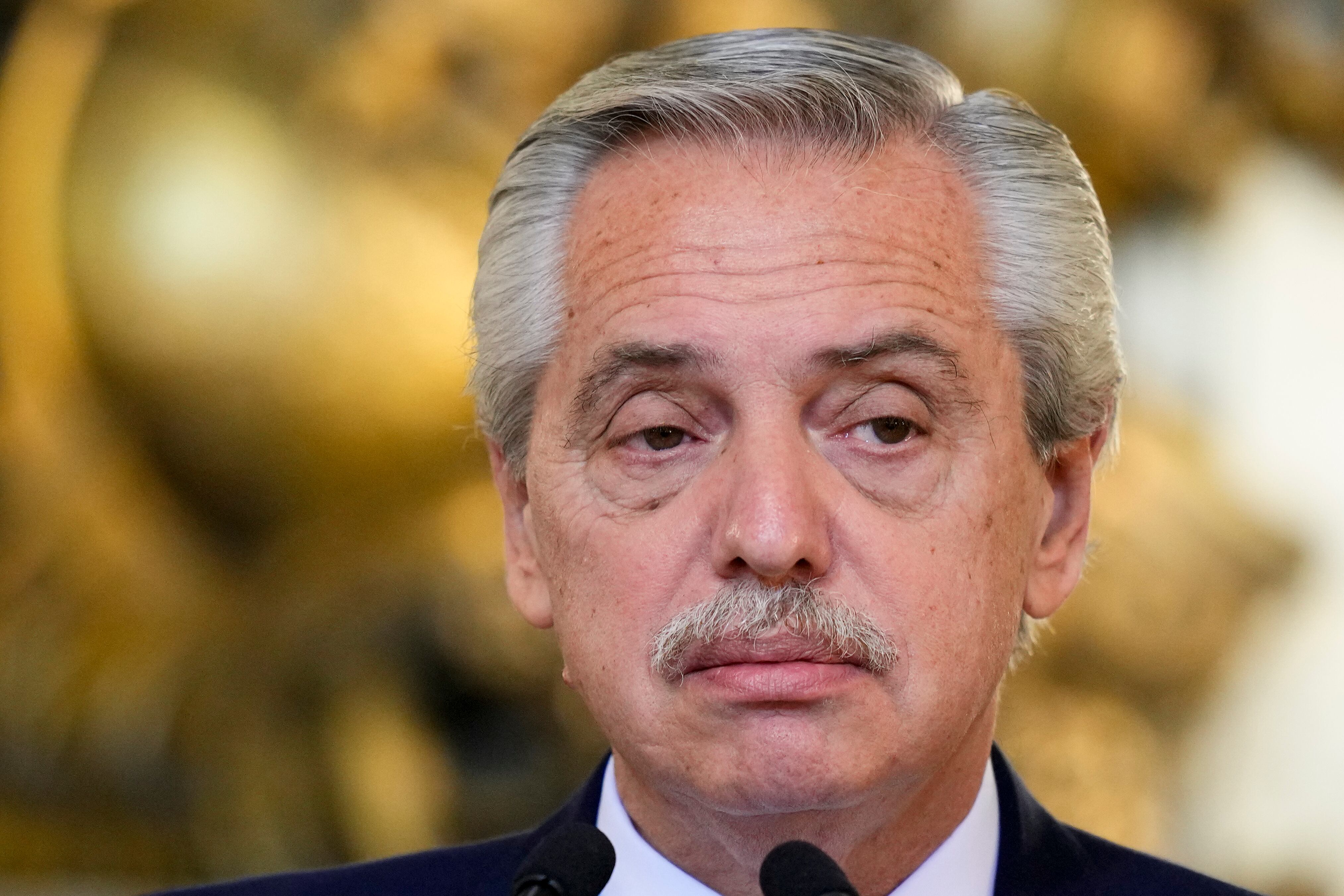 ARCHIVO - El presidente argentino Alberto Fernández asiste a una conferencia de prensa con la presidenta de la Comisión Europea Ursula von der Leyen, en la casa de gobierno en Buenos Aires, Argentina, e1 13 de junio de 2023. (AP Foto/Natacha Pisarenko, Archivo)