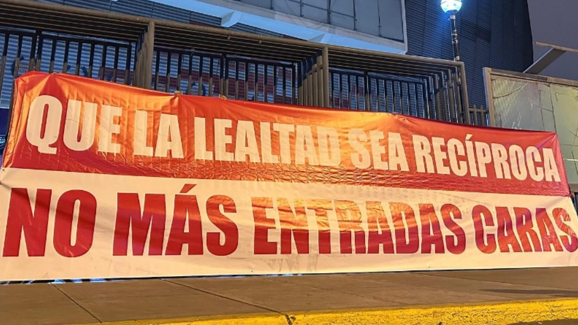 FPF redujo costo de las entradas para Perú vs Uruguay tras protesta de barra peruana: “Exceden la economía del hincha”