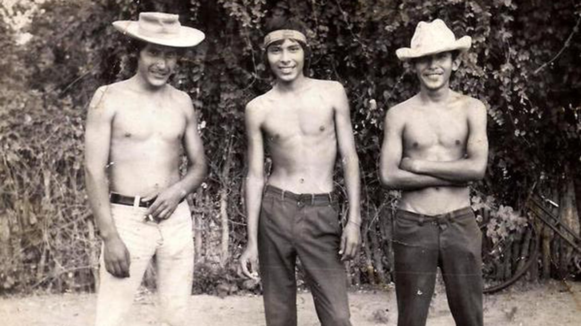 Hermindo Luna, el primero de la izquierda, junto a dos de sus hermanos, cuando trabajaba en el campo en Formosa