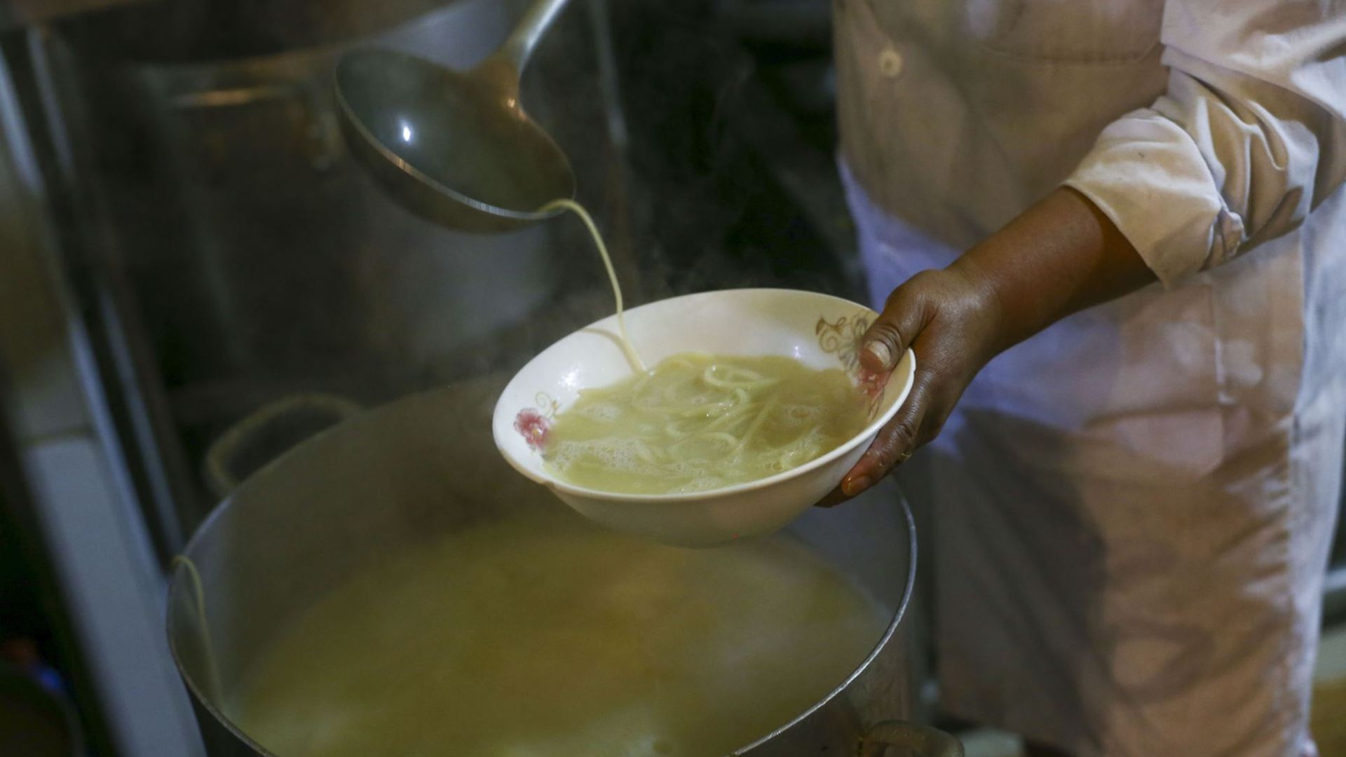 Esta es la sopa que te ayuda a fortalecer la memoria gracias a sus antioxidantes, colágeno y omega-3