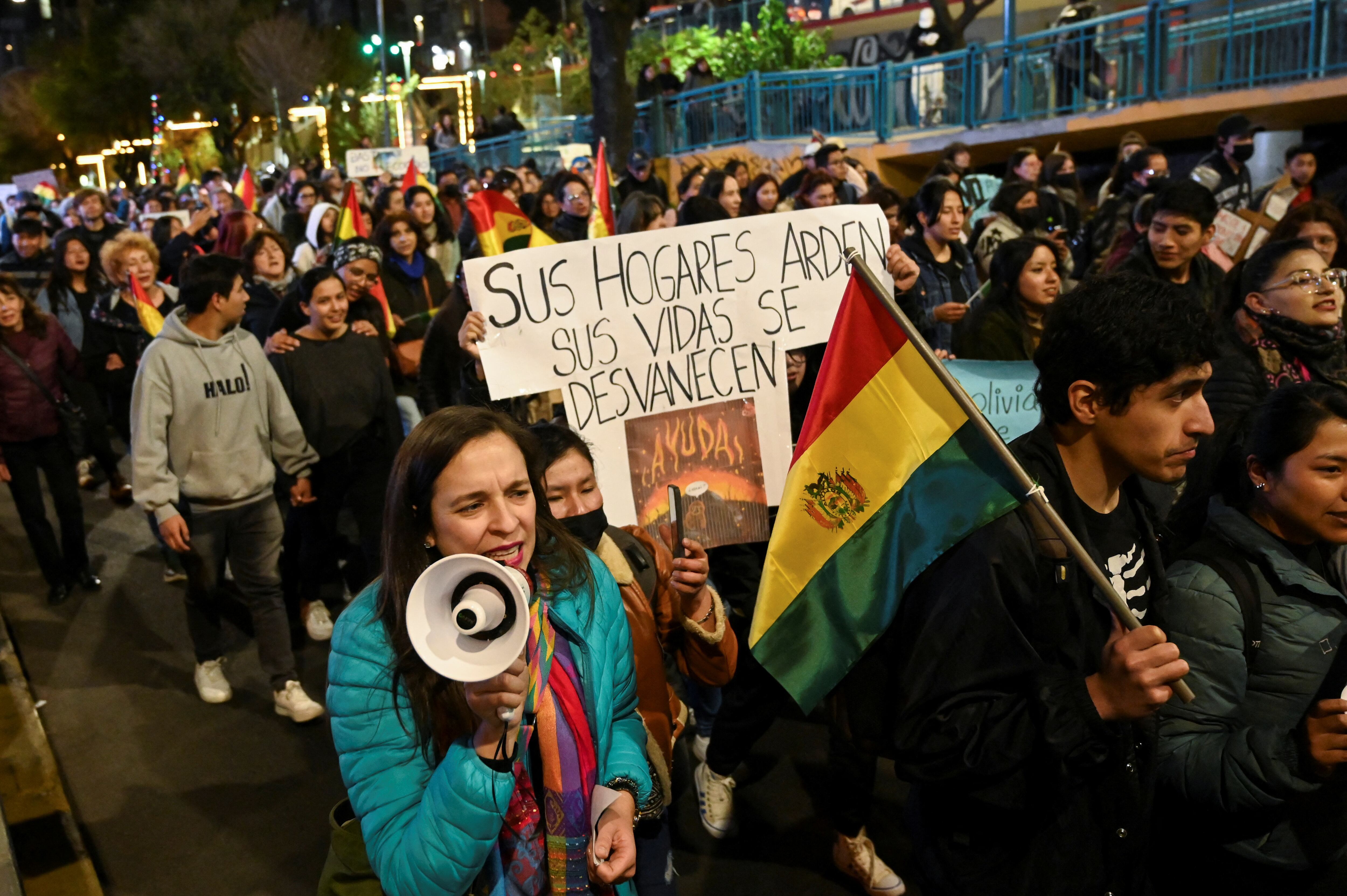 Una multitudinaria marcha en La Paz pidió a las autoridades que trabajen para evitar más incendios (REUTERS/Claudia Morales)