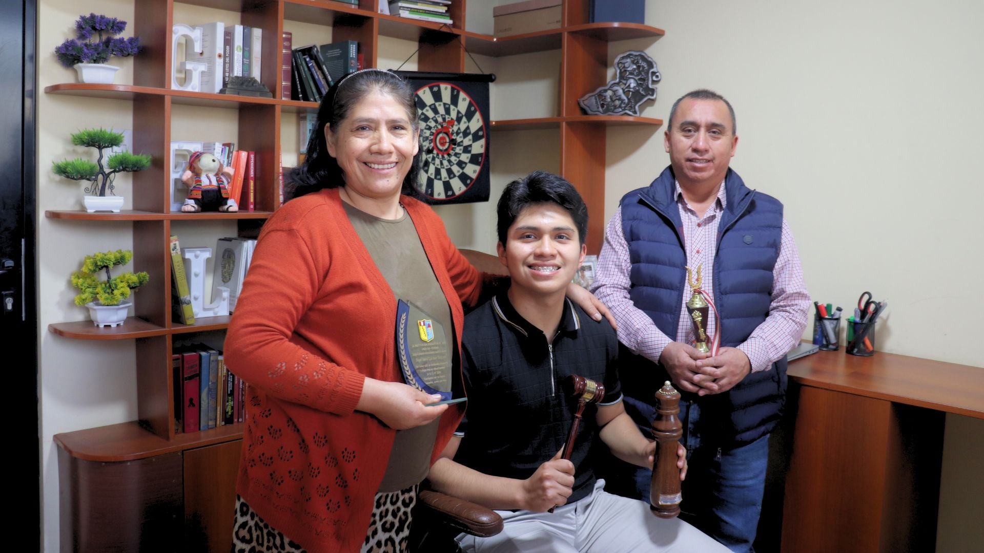 Ángel Guzmán acompañado de sus padres , su mayor fuente de inspiración y apoyo.