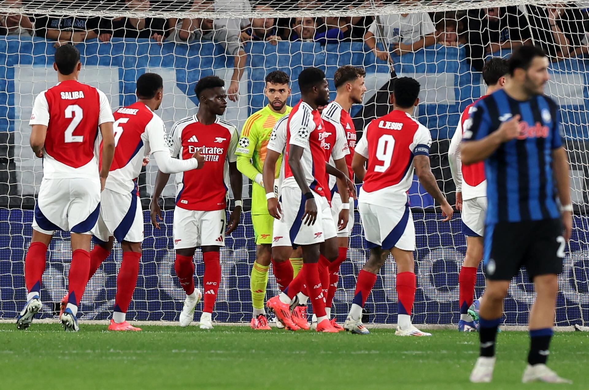 (Crónica) David Raya sostiene al Arsenal contra el Atalanta y el Bayer golea en De Kuip