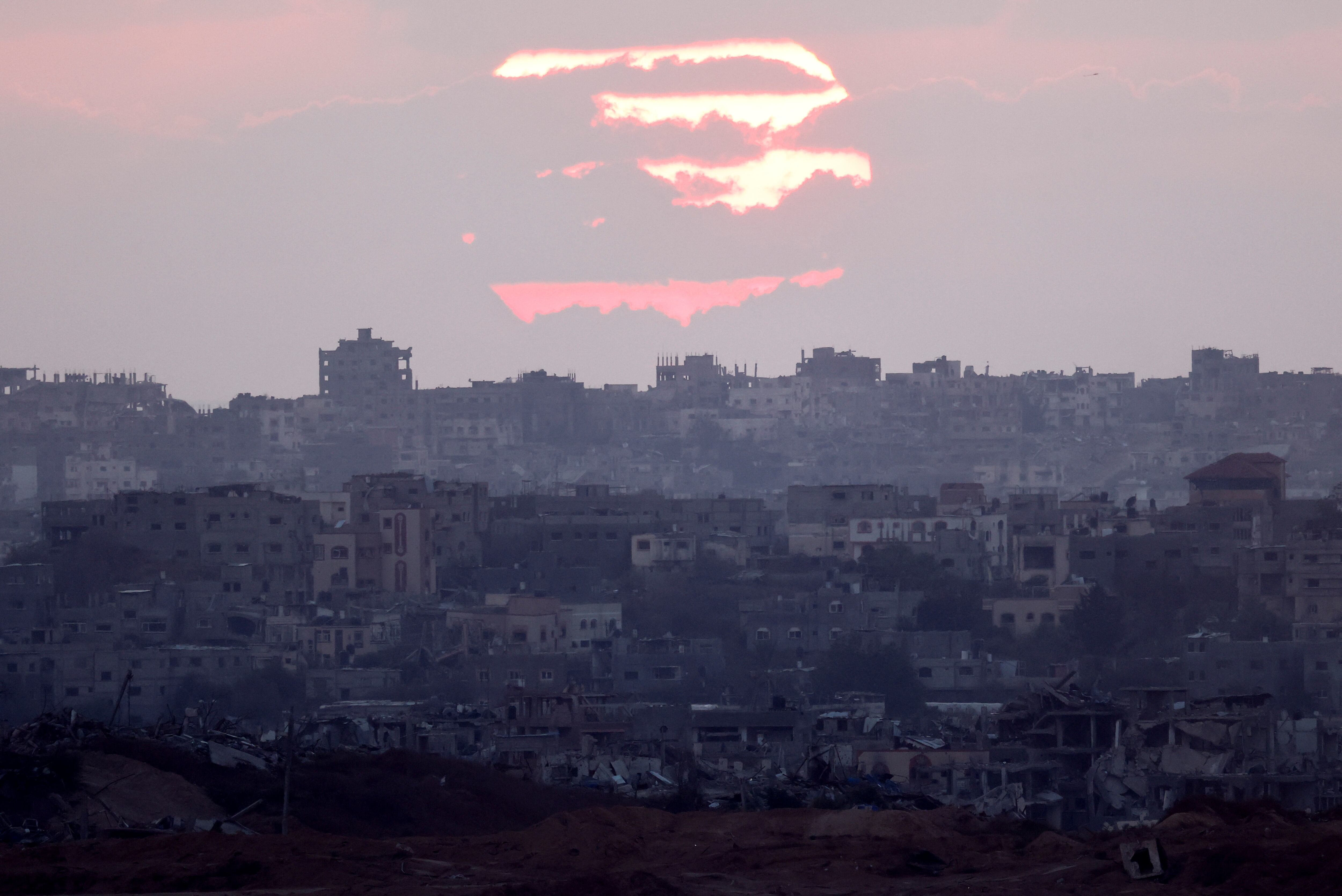 Vista de Gaza durante la puesta de sol este 5 de septiembre de 2024 (REUTERS/Amir Cohen)