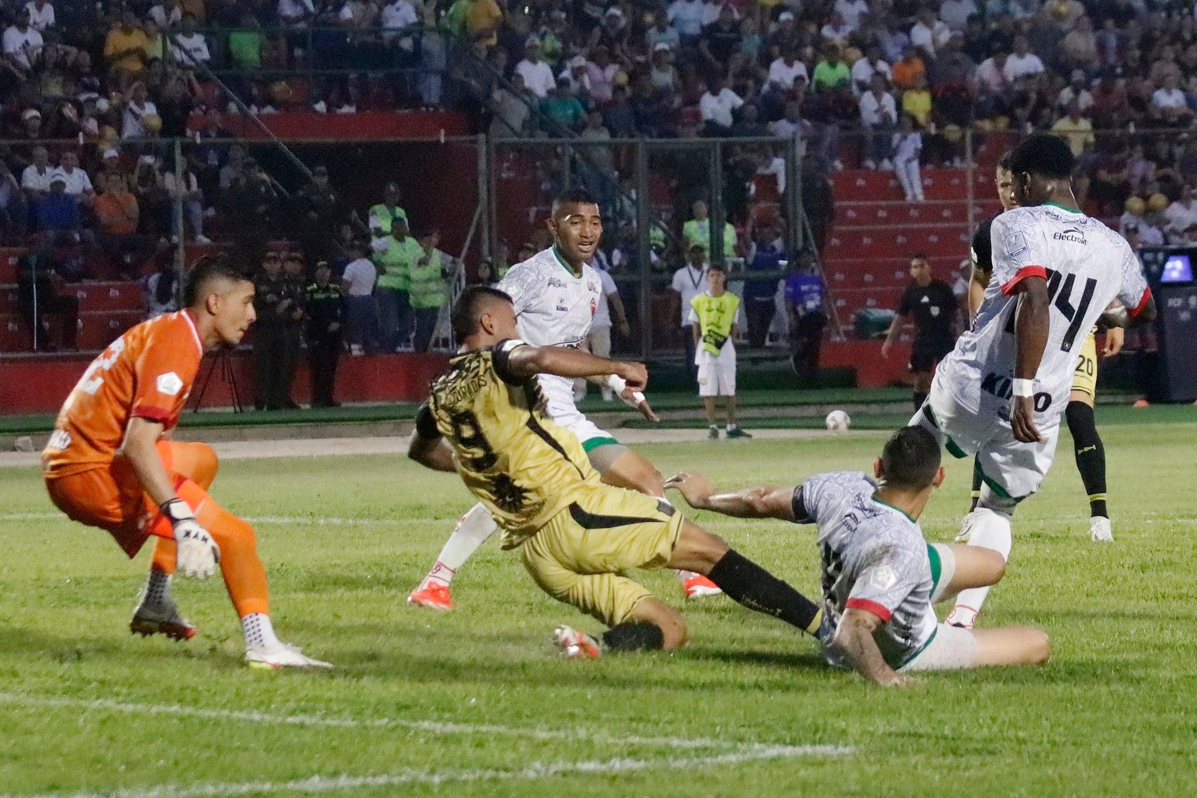 SINCELEJO - COLOMBIA, 30-07-2024: Águilas Doradas  y Patriotas Boyacá en partido por la fecha 3 como parte de la Liga BetPlay DIMAYOR II 2024 jugado en el estadio Arturo Cumplido Sierra de la ciudad de Sincelejo. / Aguilas Doradas and Patriotas Boyaca in match for the date 3 as part of BetPlay DIMAYOR League II 2024 played at Arturo Cumplido Sierra stadium in Sincelejo city. Photo: VizzorImage / Santiago Pérez / Contribuidor