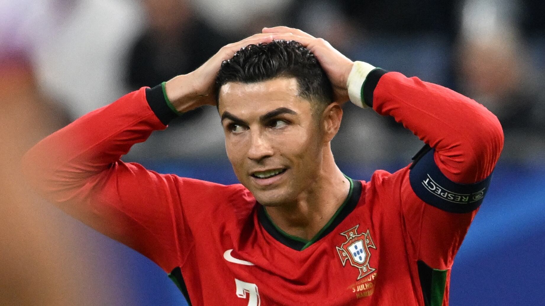 Cristiano Ronaldo no le ha dado un celular propio a su hijo porque considera que debe pasar tiempo haciendo otras cosas. (REUTERS/Carmen Jaspersen)