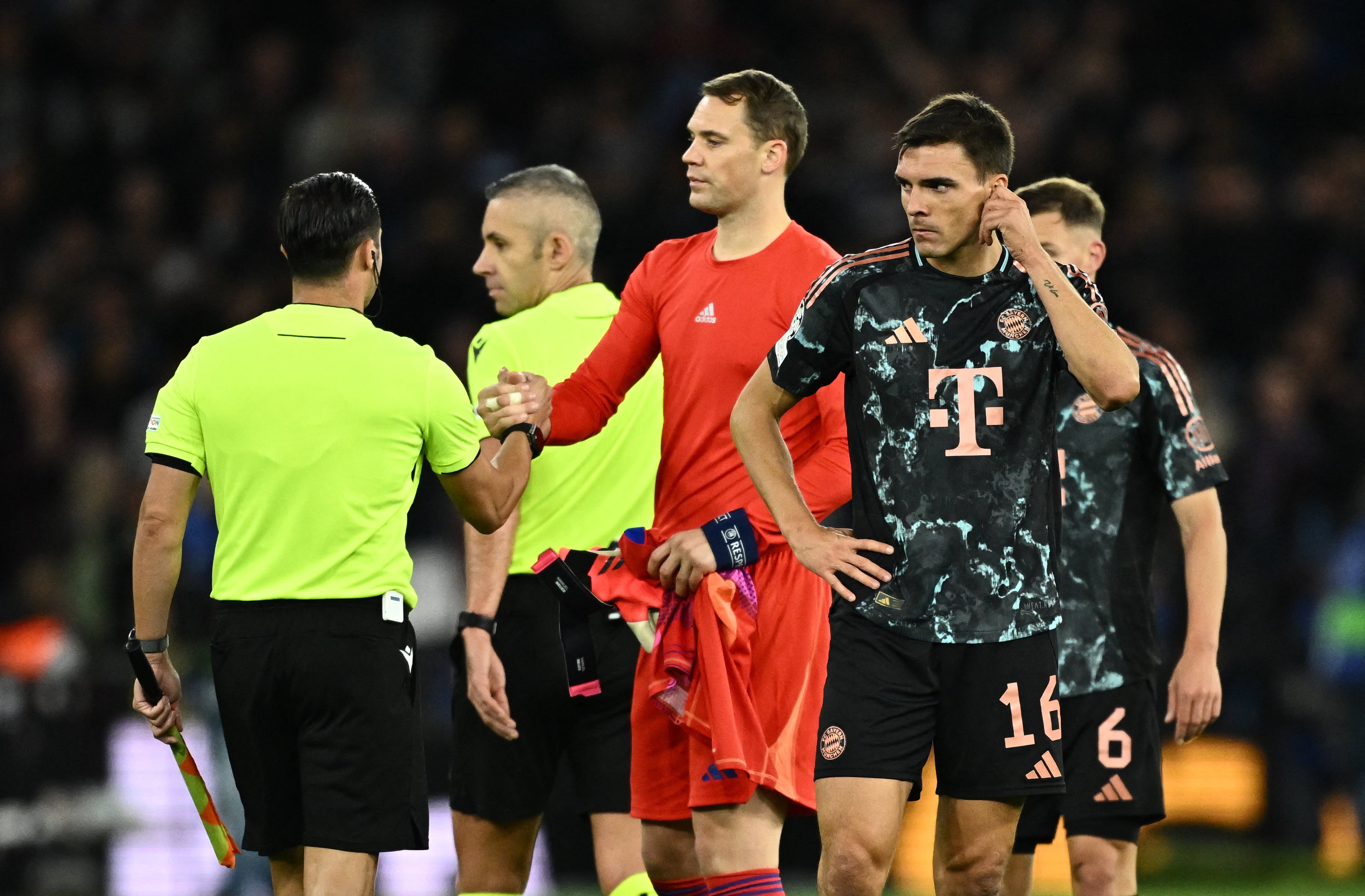 Manuel Neuer  Joao Palhinha después de caer ante Aston Villa en Birmingham - crédito Dylan Martinez / REUTERS 