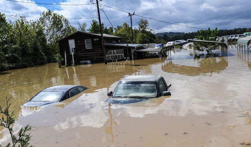 El huracán Helene dejó más de 75 centímetros de lluvia en tres días, afectando gravemente a las comunidades montañosas de Carolina del Norte. (RC25BAAUDU4Q)