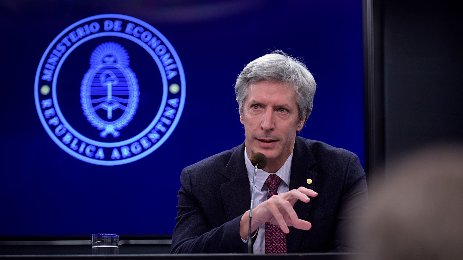 El ministro de Economía, Luis Caputo, y el presidente del Banco Central, Santiago Bausili