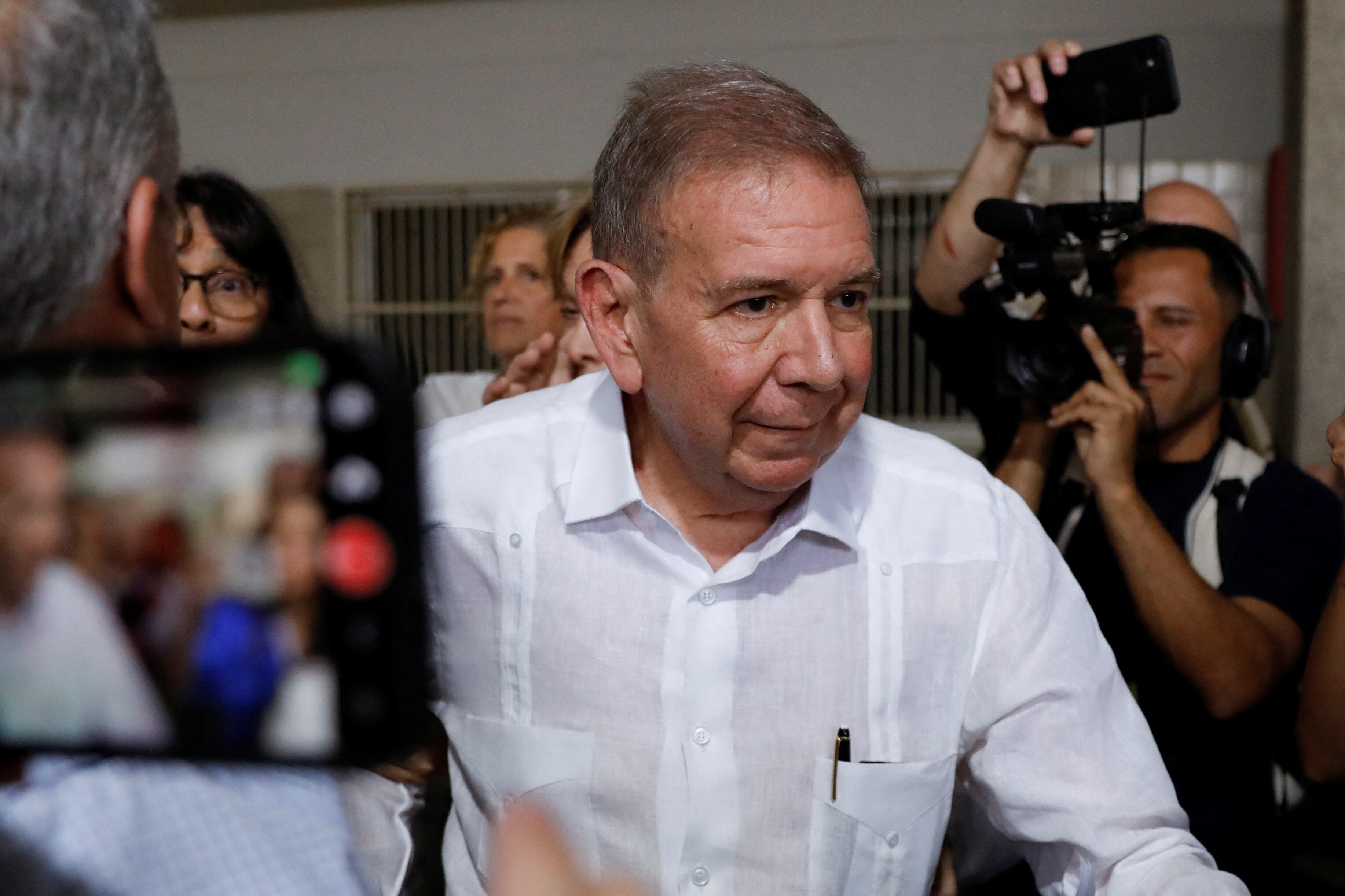 El candidato presidencial opositor venezolano Edmundo González observa el día en que emite su voto en las elecciones presidenciales del país, en Caracas, Venezuela, el 28 de julio de 2024. REUTERS/Leonardo Fernández Viloria