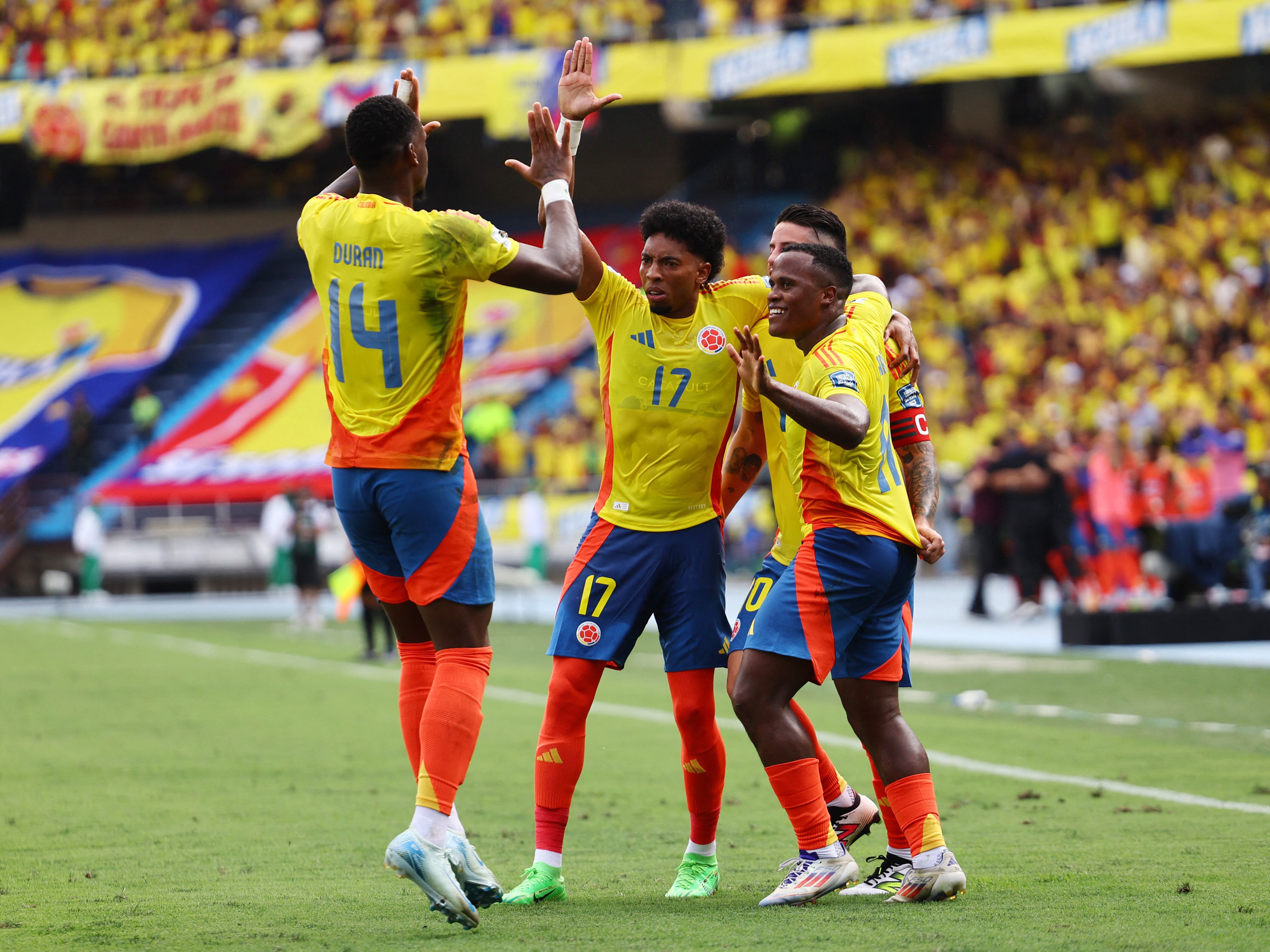 Soccer Football - World Cup - South American Qualifiers - Colombia v Argentina - Estadio Metropolitano, Barranquilla, Colombia - September 10, 2024 Colombia players celebrates after Yerson Mosquera scores their first goal REUTERS/Luisa Gonzalez