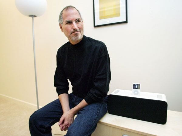 Steve Jobs adoptó un look uniforme para ahorrar energía mental y enfocarse en decisiones importantes.
(Reuters)