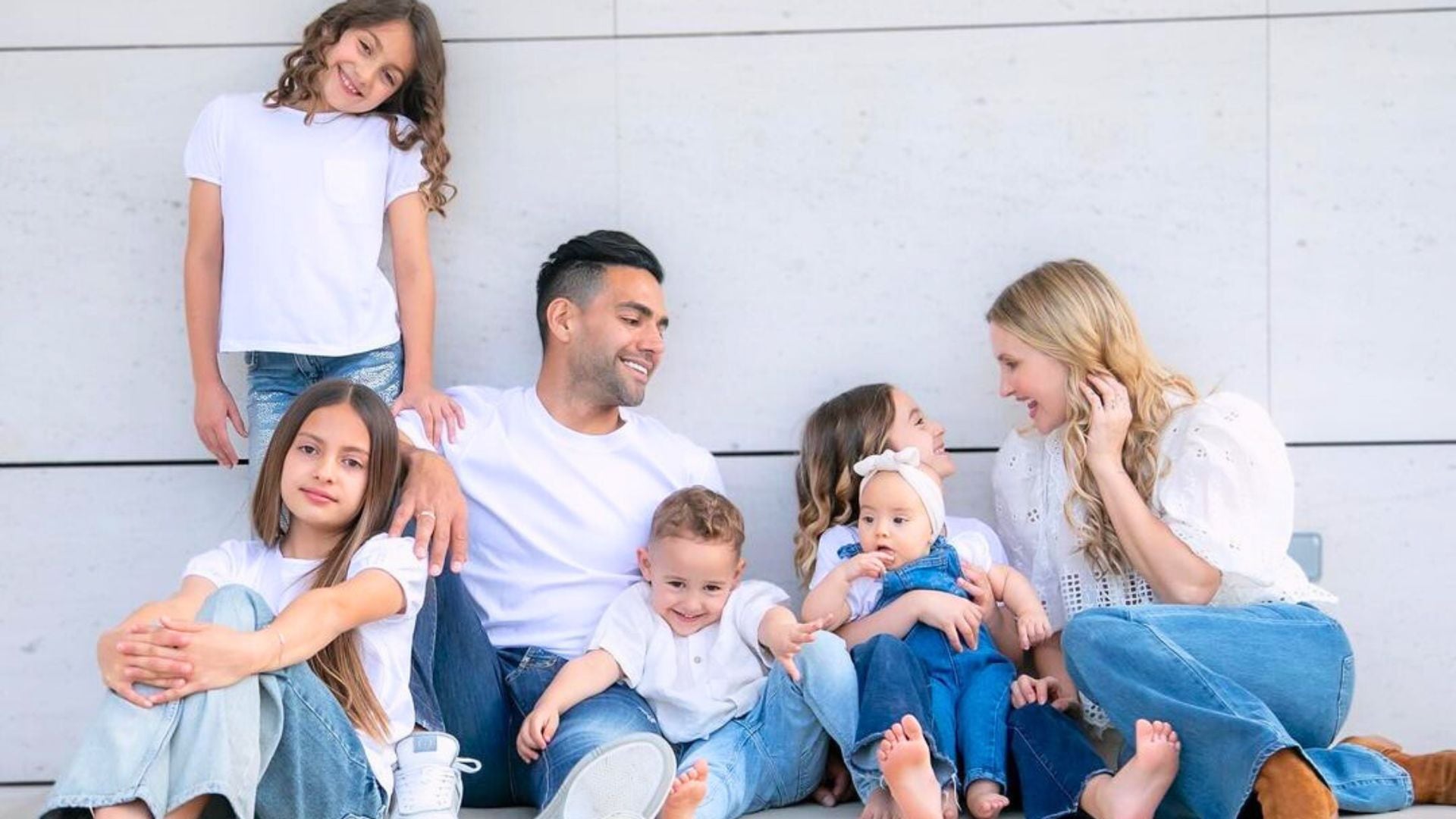 Radamel Falcao García y Lorelei Tarón junto a sus cinco hijos en una foto de las redes sociales