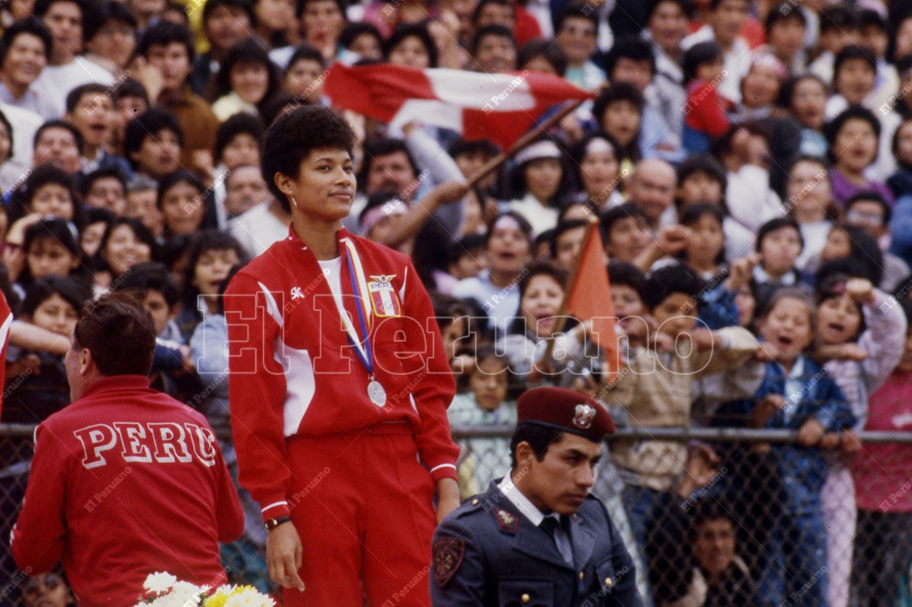 Cecilia Tait con su medalla de plata en los Juegos Olímpicos Seul 1988.