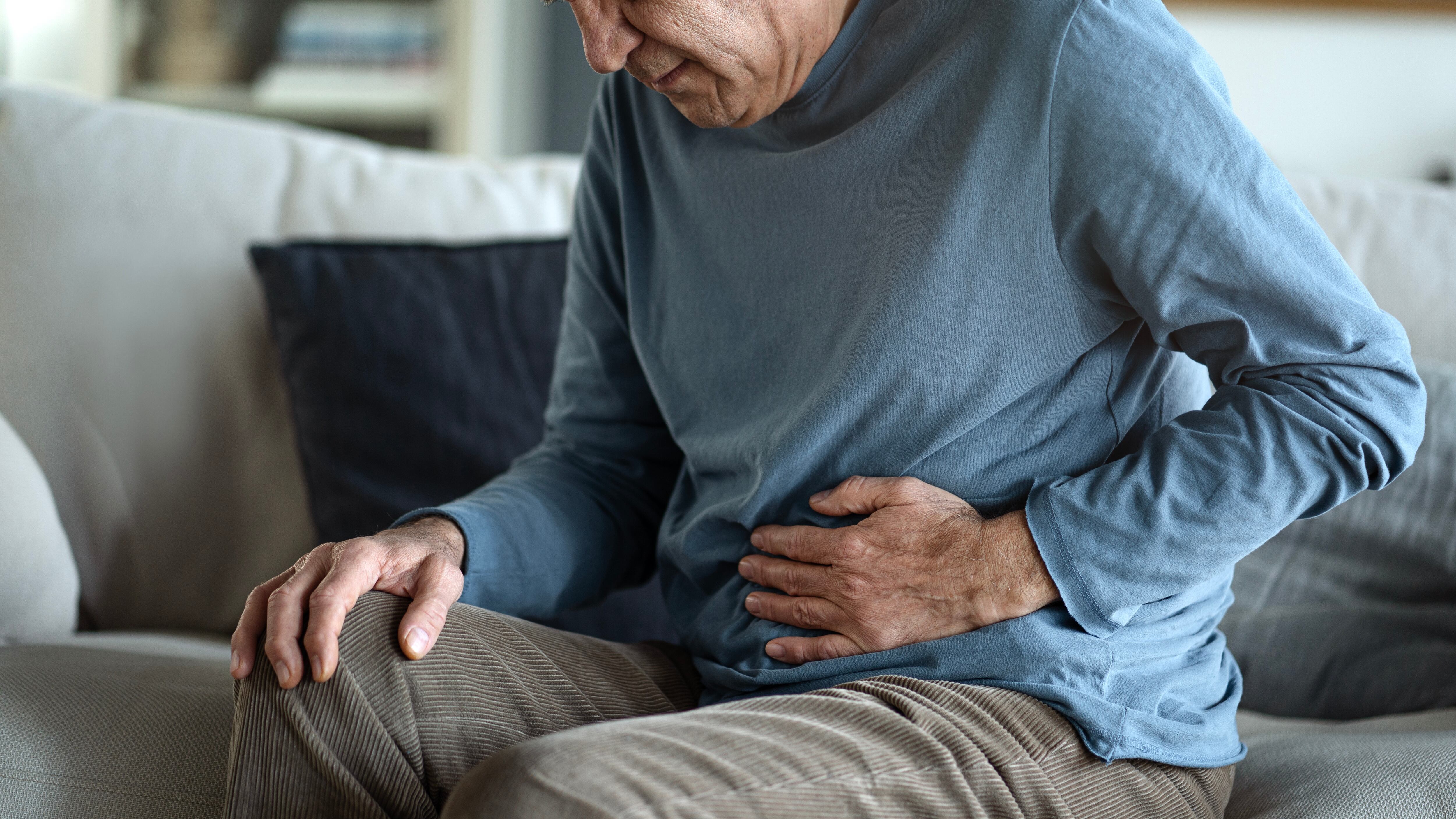 Un hombre padece dolores de estómago (Shutterstock)