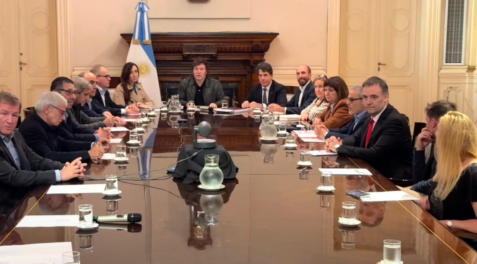 Javier Milei y su gabinete en un encuentro con Eyal Sela, embajador de Israel en Argentina, en abril, luego del ataque de Irán a Tel Aviv. EFE/ Presidencia de Argentina
