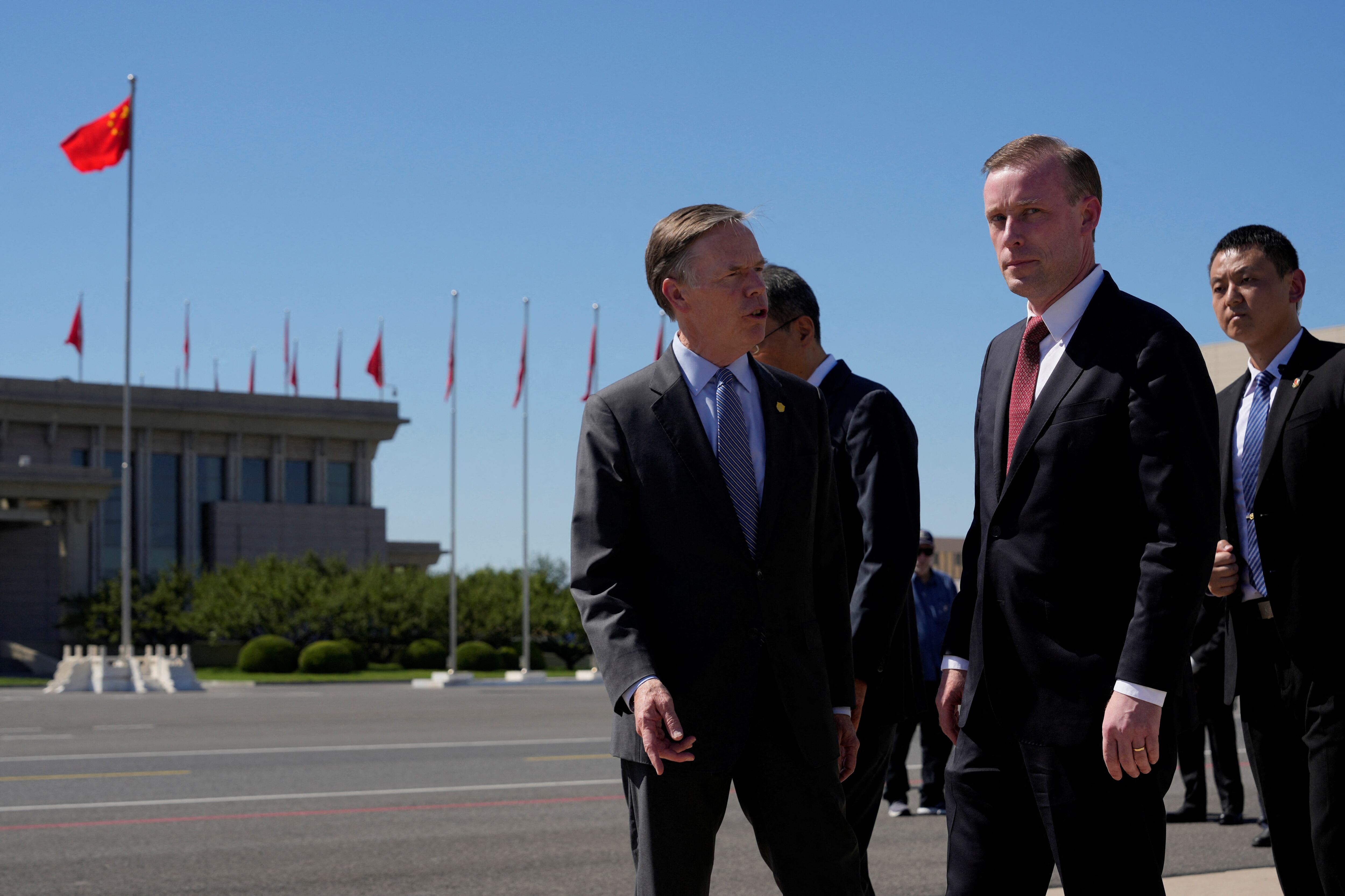 Jake Sullivan junto al embajador estadounidense en China, Nicholas Burns  (Ng Han Guan/REUTERS)