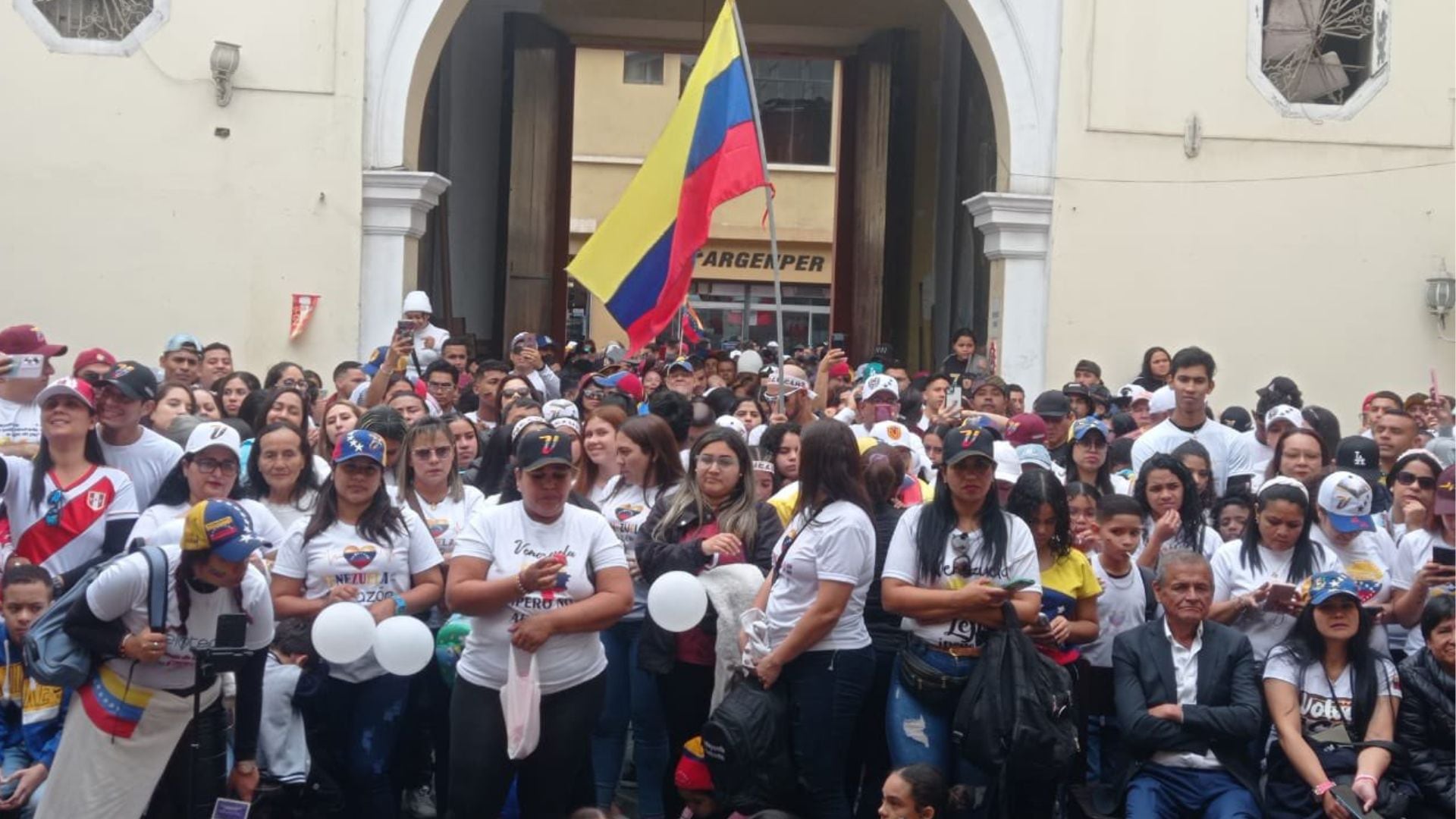 Cientos de venezolanos se encuentran en la Casa del Pueblo del APRA, en Trujillo, durante la movilización que realizan en el marco de las elecciones 2024 en Venezuela