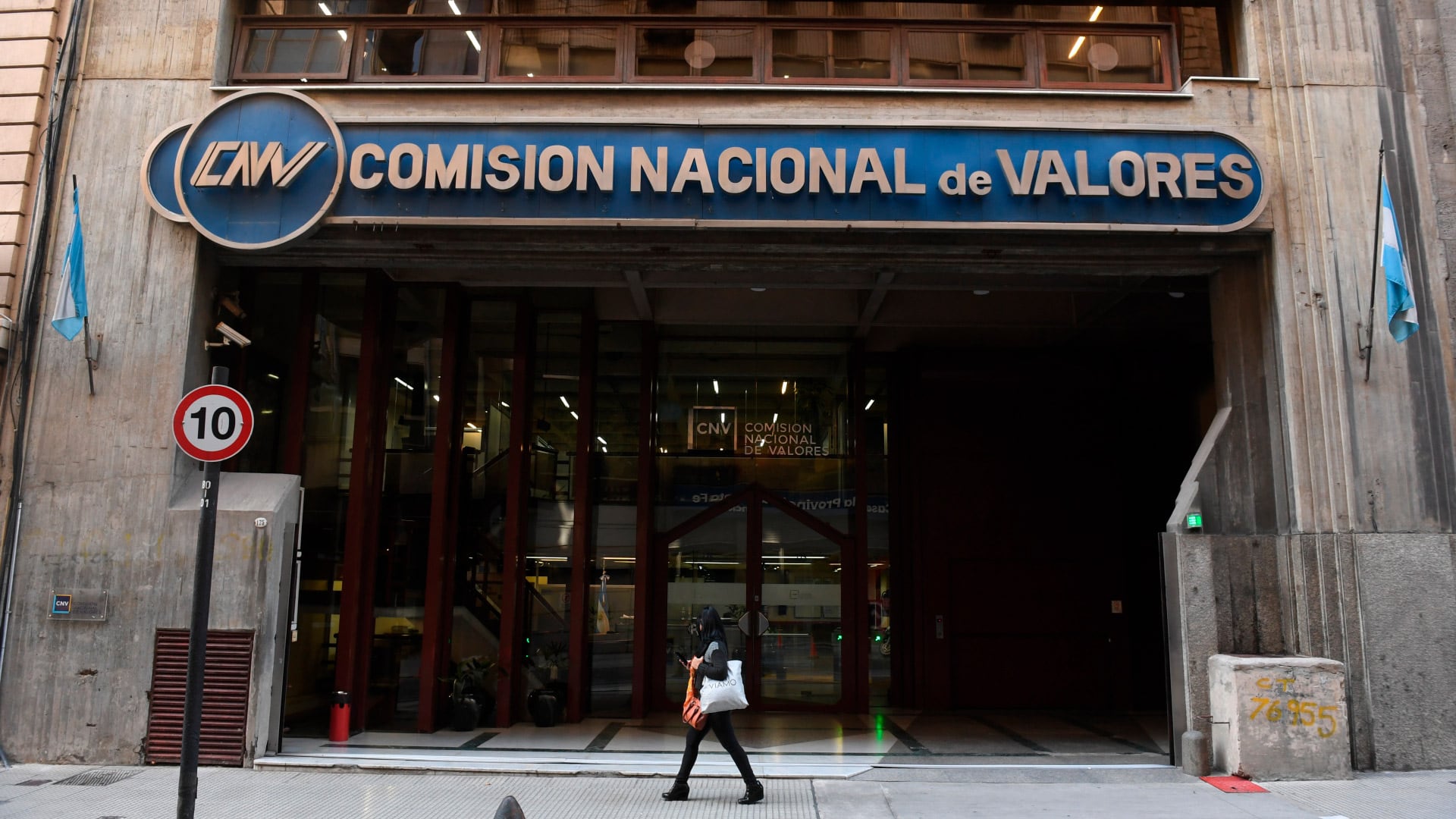 fachada Frente Banco Nacion y Comision Nacional de Valores