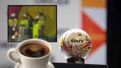 Café y bebida energizante, la combinación por la que un arquero detuvo un partido en Colombia para ir al baño
