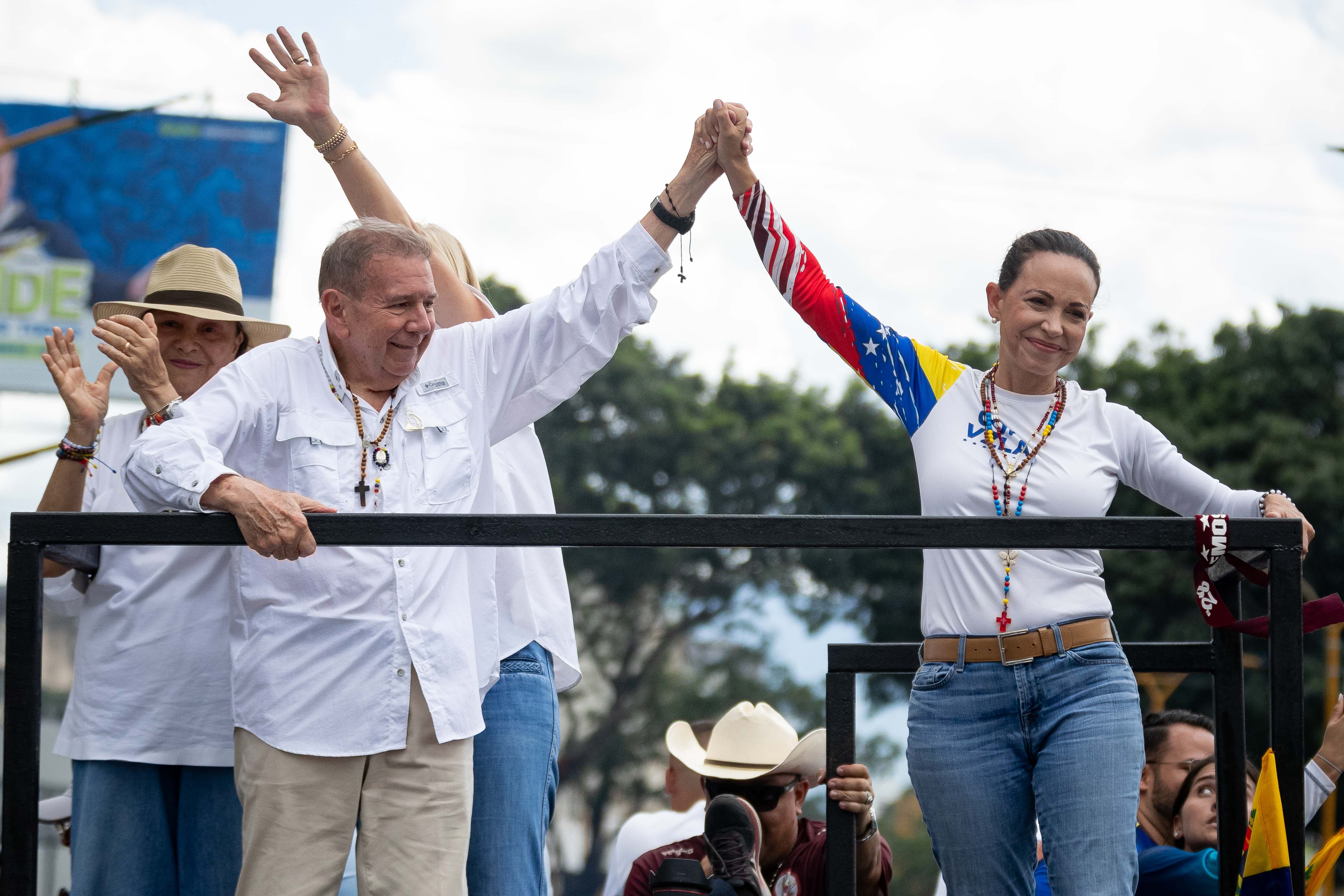 La líder de la oposición, María Corina Machado (d) junto a el candidato presidencial, Edmundo González. (EFE/ Ronald Peña)
