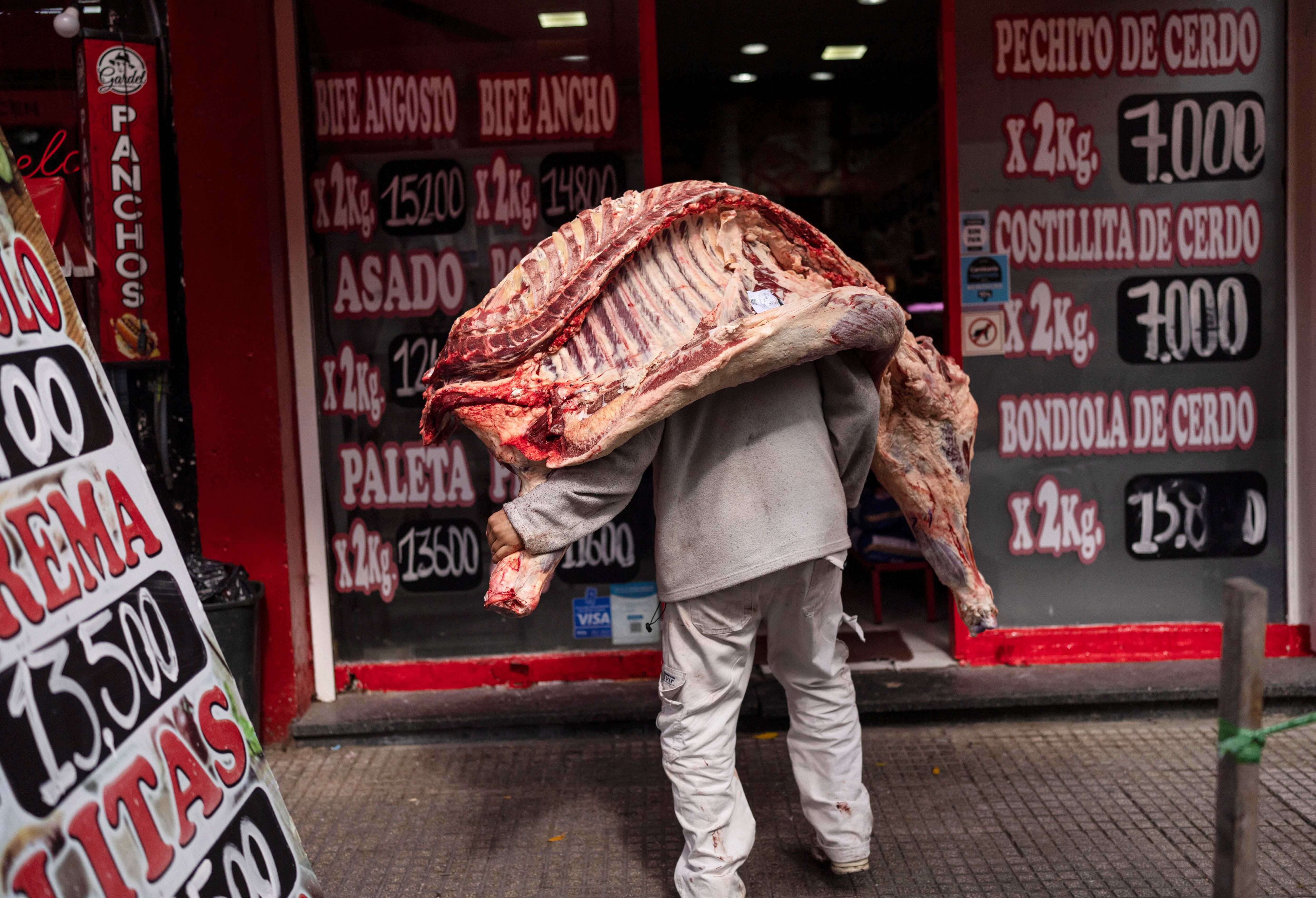 Previo a las fiestas navideñas de 2023, la carne sufrió un fuerte aumento de precio, el kg de asado saltó a un valor promedio de $4.900, y en los primeros días de julio 2024 ya valía $8.500, subió 73 por ciento (AP)