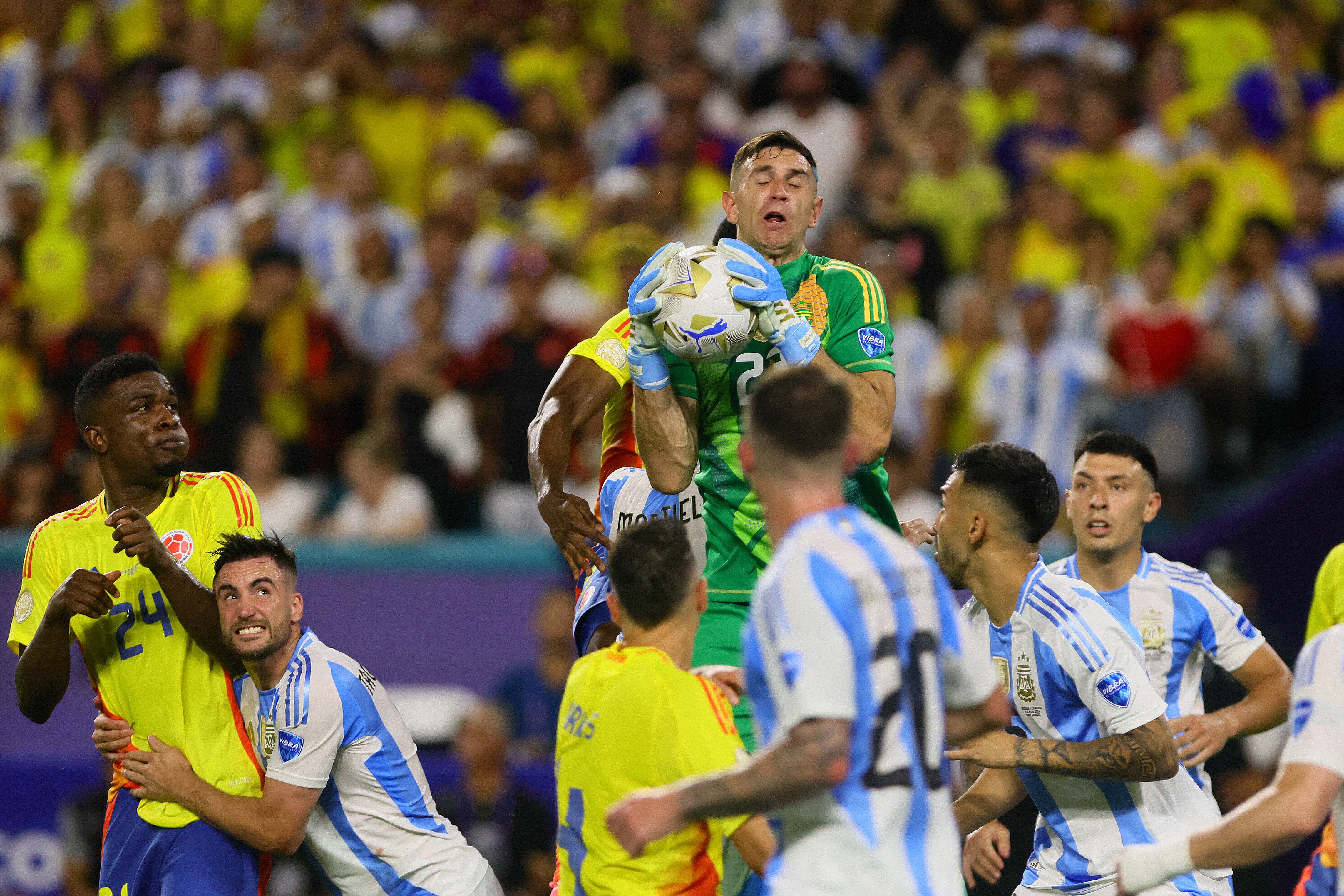 Una imagen que se repitió: Emiliano Martinez se queda con un balón aéreo que cayó en el área argentina durante la final de la Copa América en el Hard Rock Stadium (Sam Navarro-USA TODAY Sports)