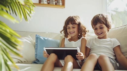 Un nuevo estudio sugiere que lo adultos deben cambiar sus propios hábitos para reducir el tiempo en pantalla de los hijos