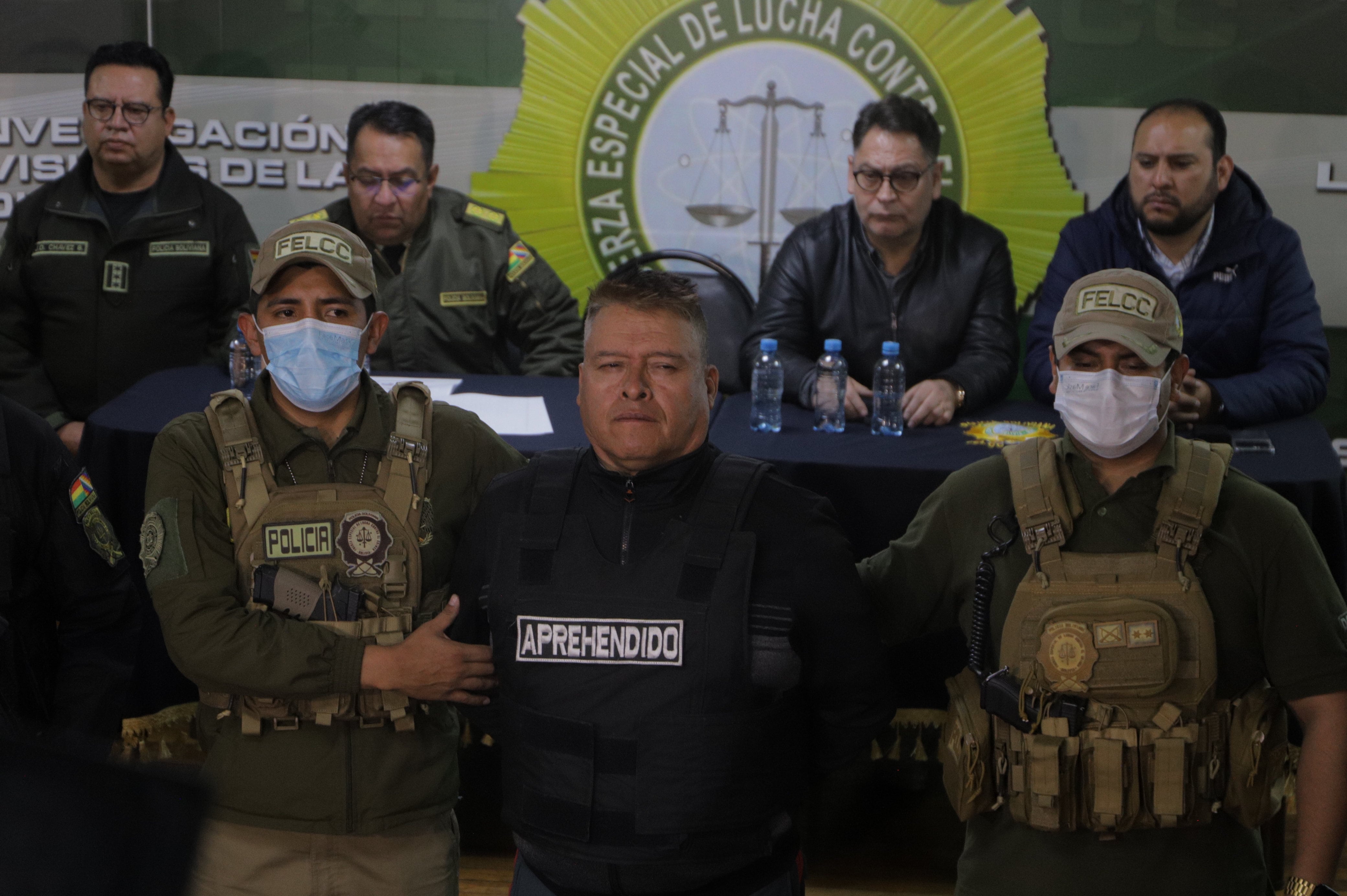 El destituido jefe militar del Ejército de Bolivia, Juan José Zúñiga (c), fue presentado tras ser detenido (EFE/STR) 