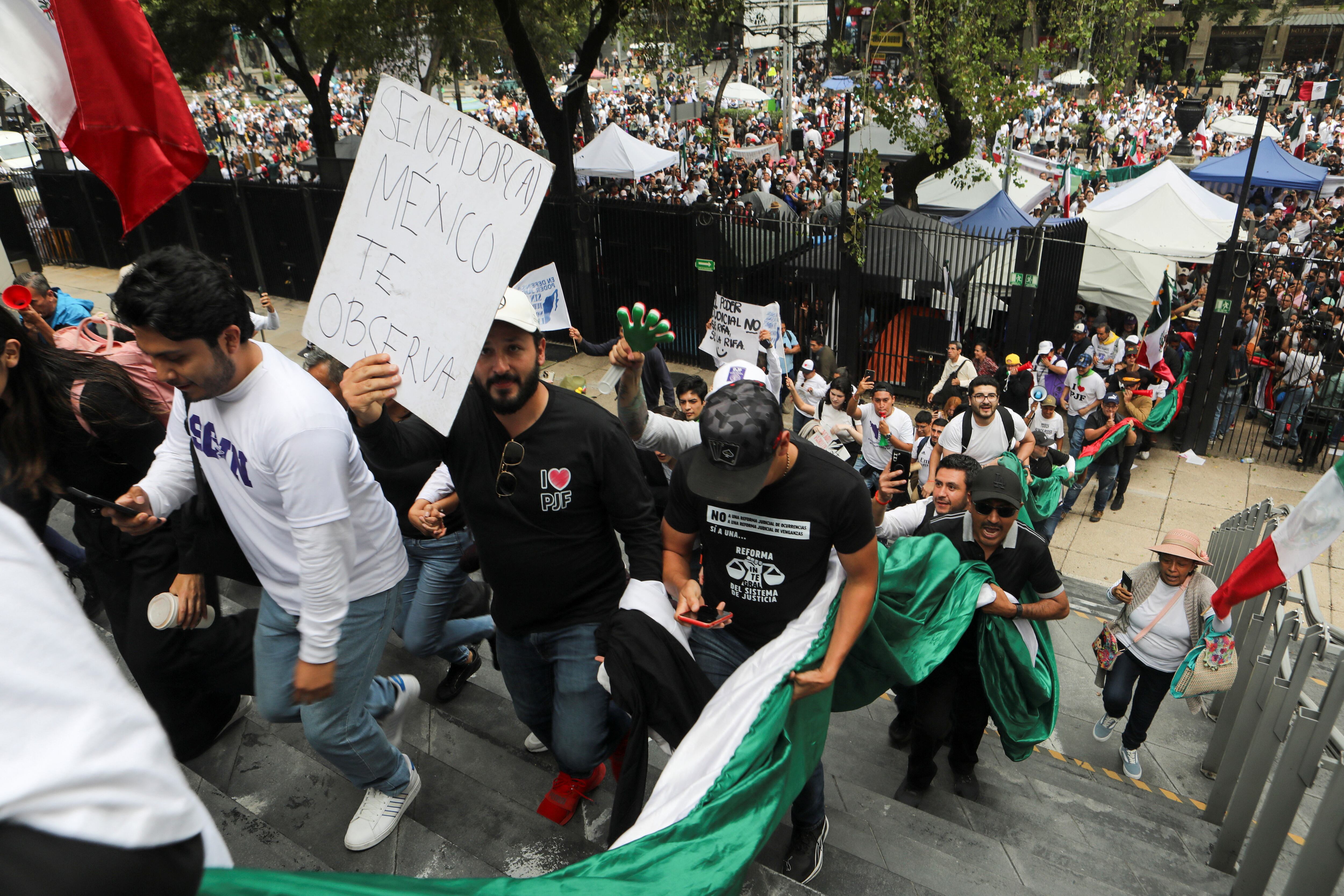 Un grupo de manifestantes tomaron el pleno del Senado, obligando a los legisladores a cambiar de sede para aprobar la iniciativa de reforma REUTERS/Paola Garcia