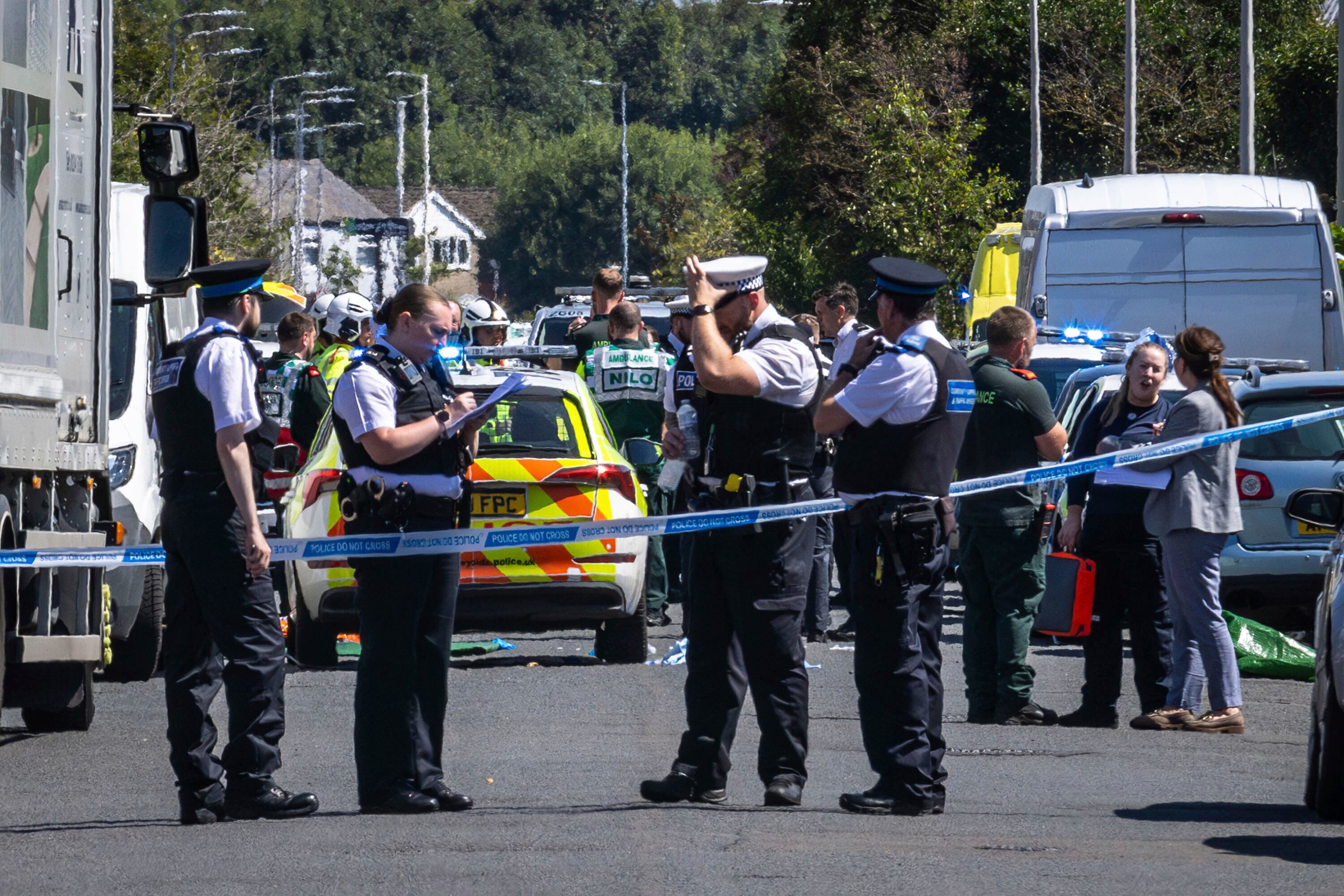 La policía asegura el área donde un hombre fue detenido por apuñalar a varias personas, en Southport, Merseyside  (James Speakman/PA vía AP)