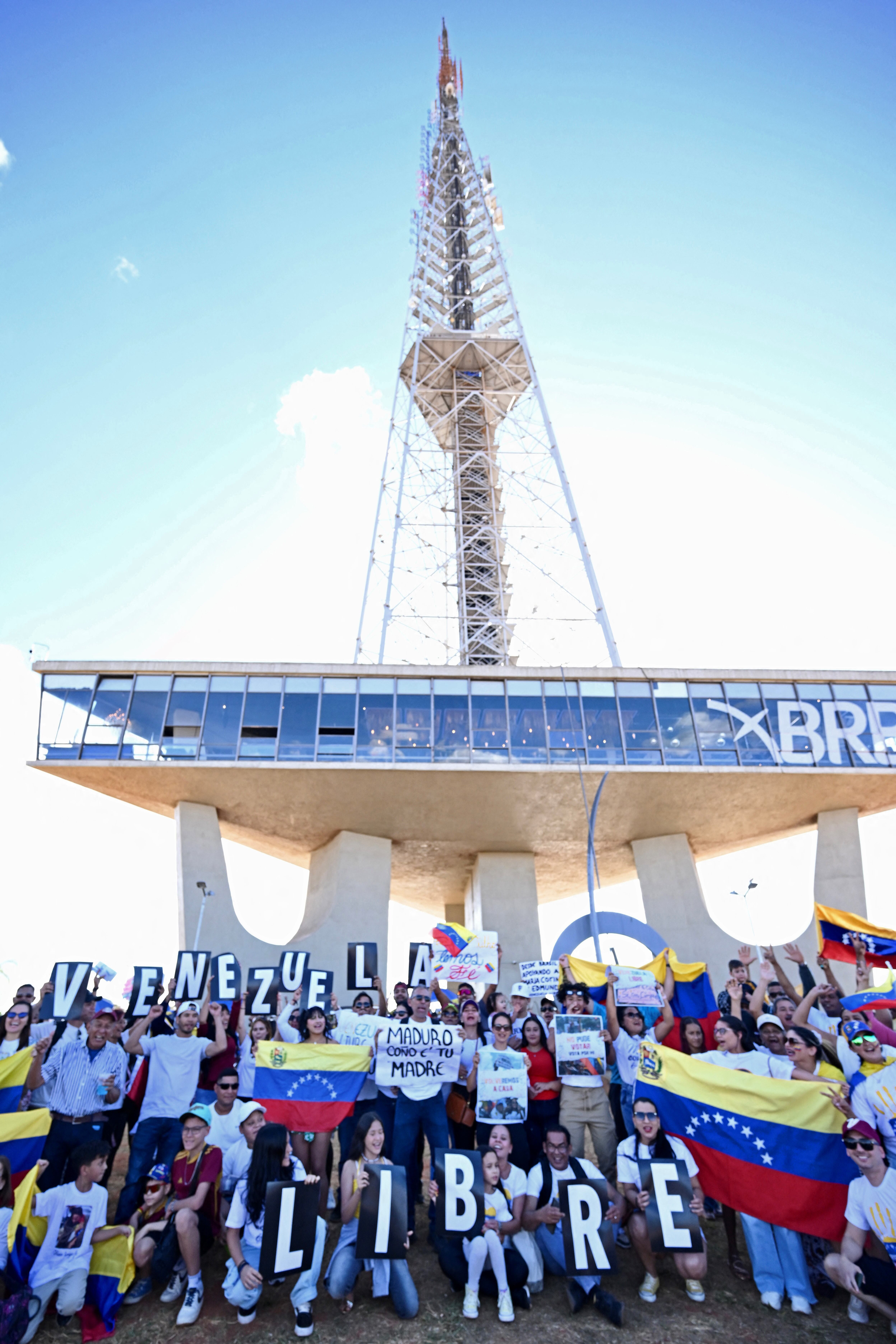 Ciudadanos venezolanos participan en una protesta en apoyo a la oposición venezolana en Brasilia, Brasil, el 28 de julio de 2024 (Foto de EVARISTO SA / AFP)