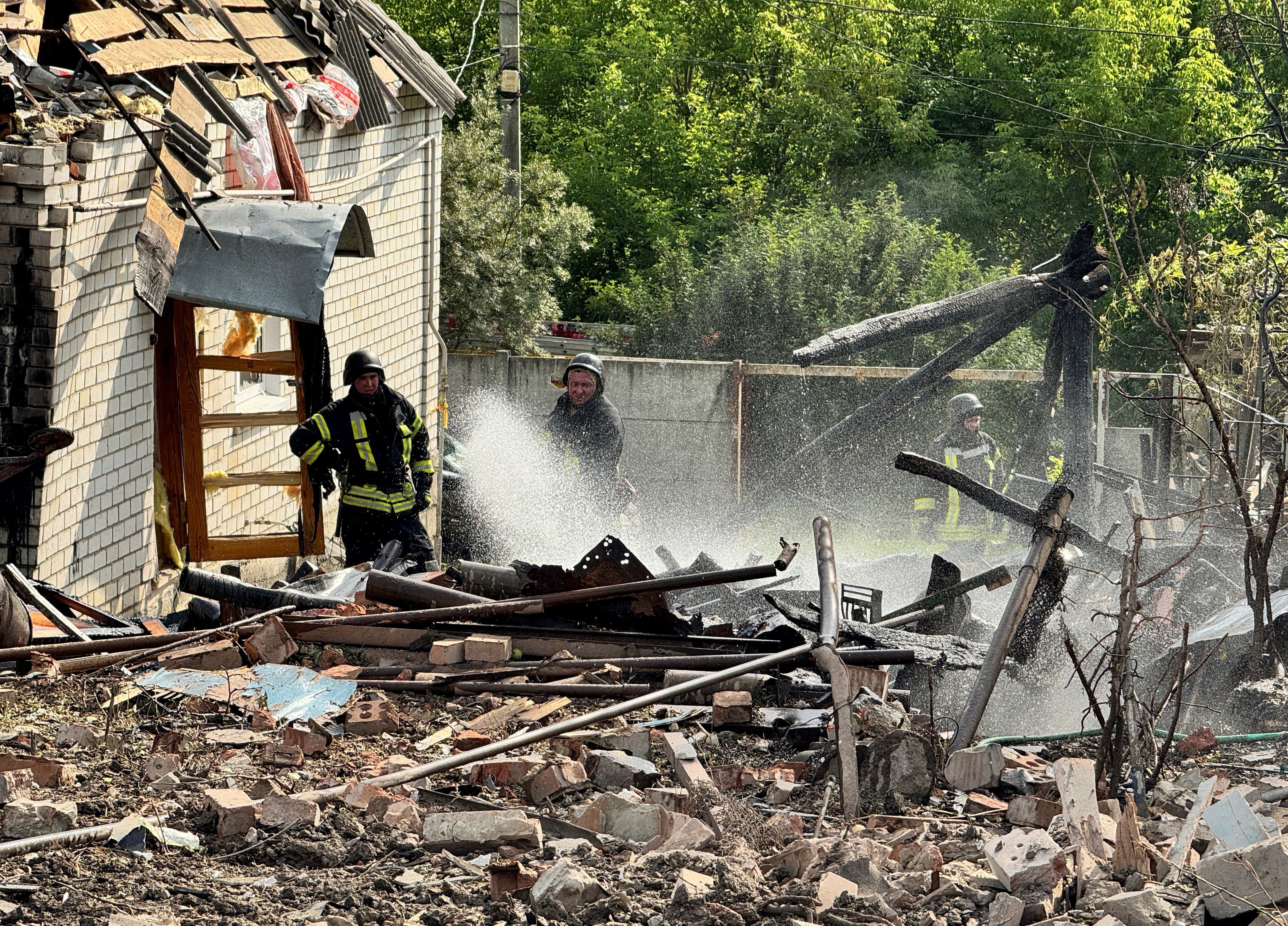 Bomberos ucranianos trabajan en una casa destruida por los bombardeos rusos (REUTERS/Vitalii Hnidyi)