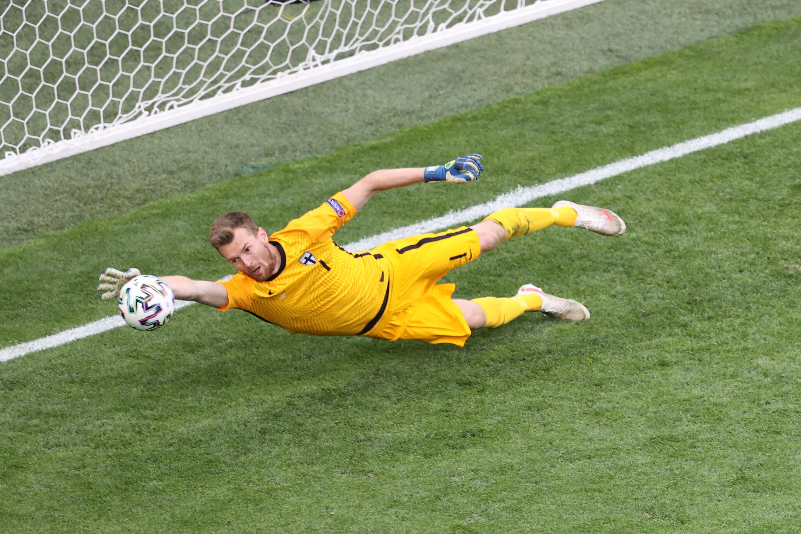 Lukas Hradecky tiene 34 años y disputó 92 partidos con Finlandia (REUTERS/Anton Vaganov)